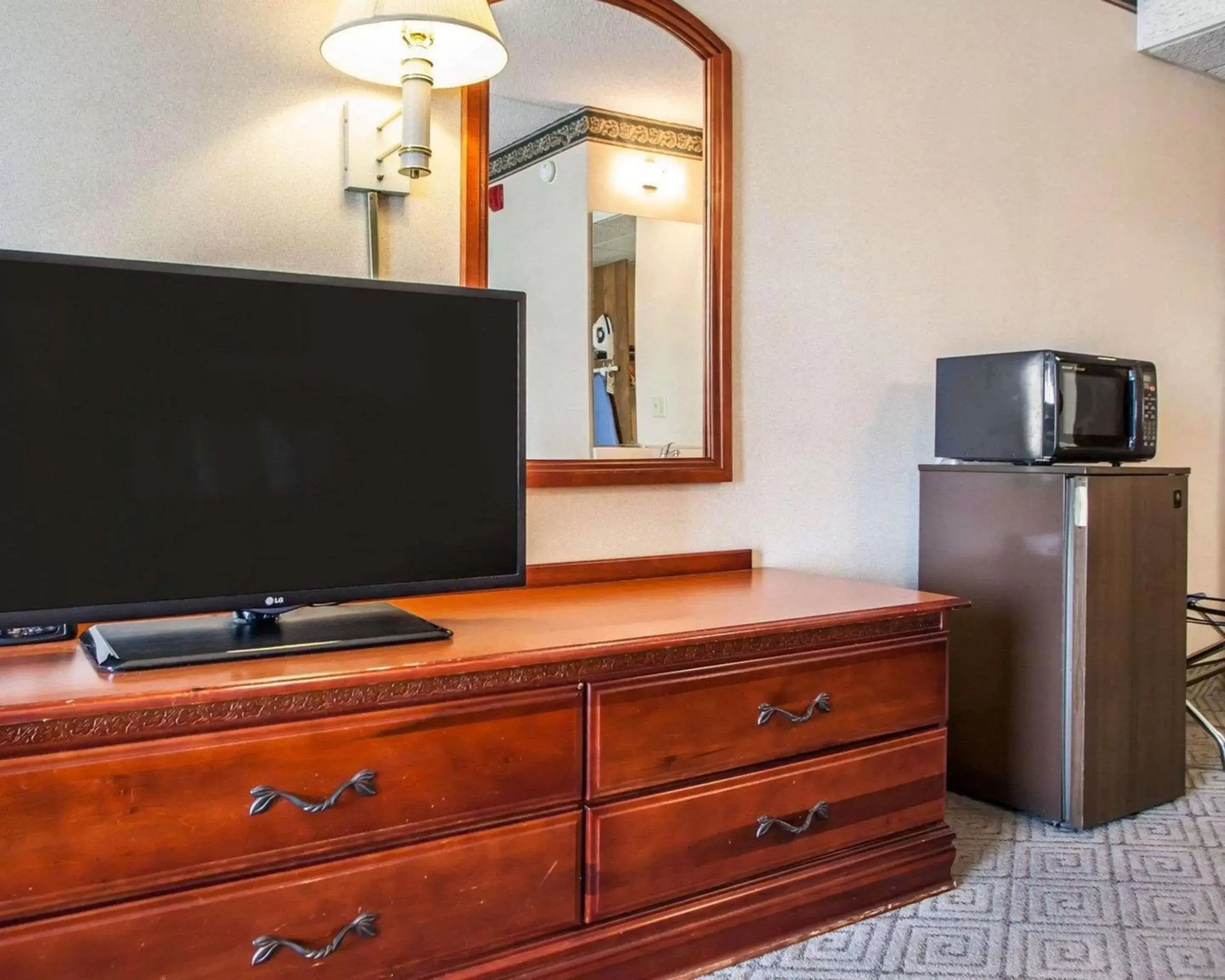 Photo of the whole room, TV/Entertainment Center in Rodeway Inn & Suites Milwaukee Airport