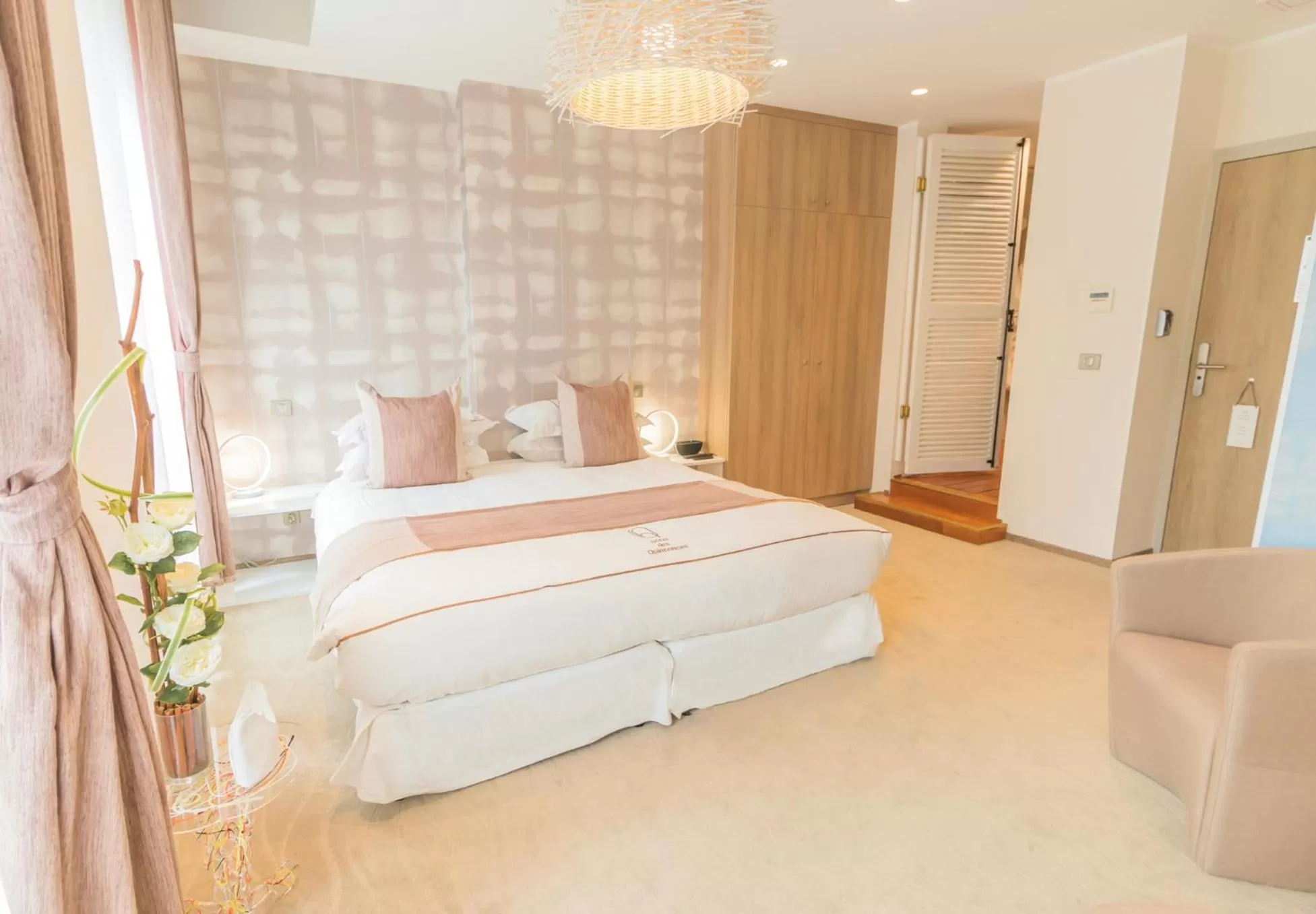 Shower, Bed in Hotel des Quinconces Bordeaux Centre