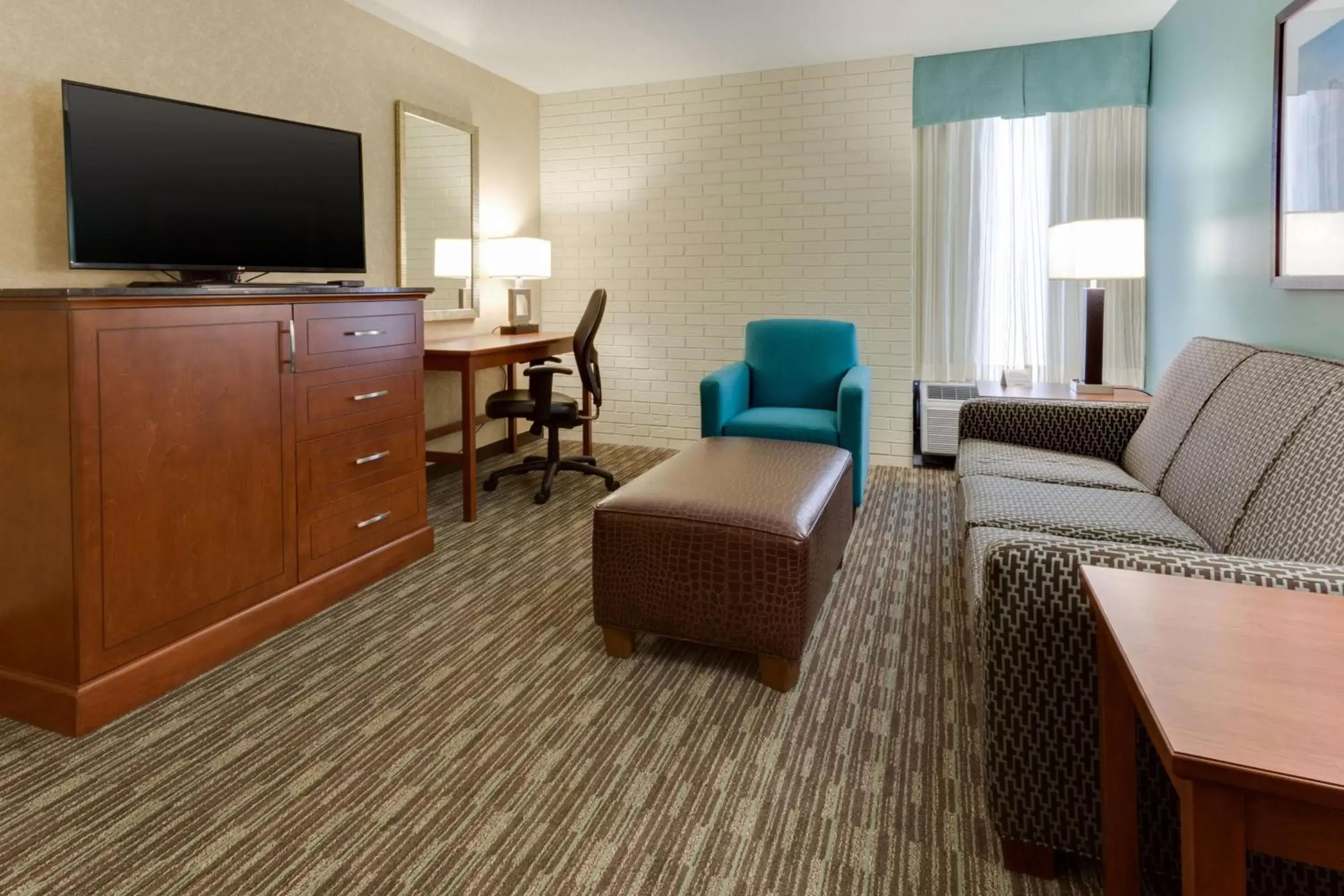 Photo of the whole room, TV/Entertainment Center in Drury Inn & Suites Birmingham Grandview