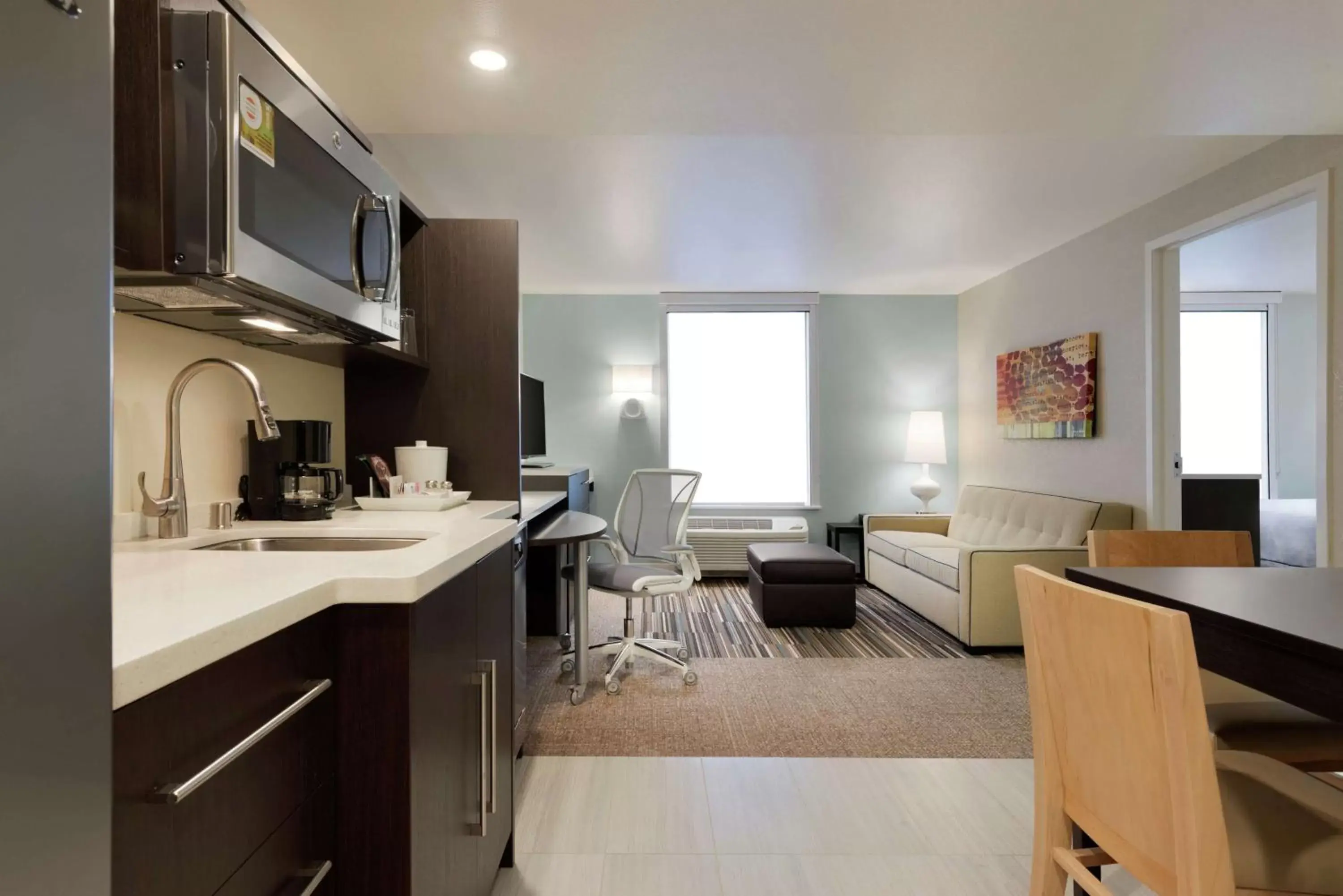 Living room, Kitchen/Kitchenette in Home2 Suites by Hilton Anchorage/Midtown