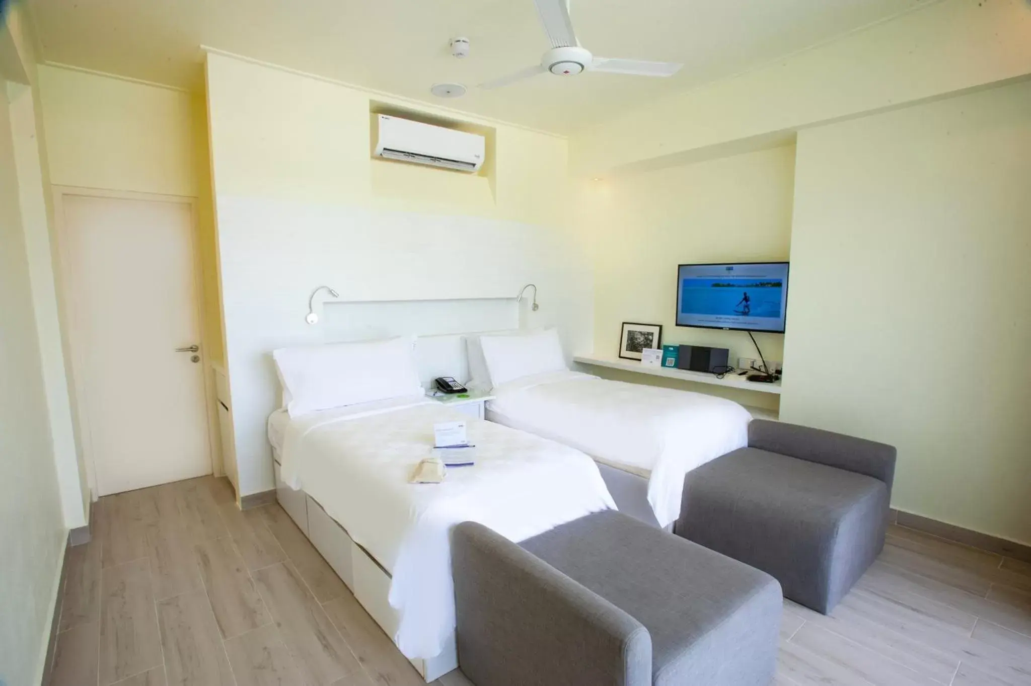 Photo of the whole room, Bed in Holiday Inn Resort Kandooma Maldives - Kids Stay & Eat Free