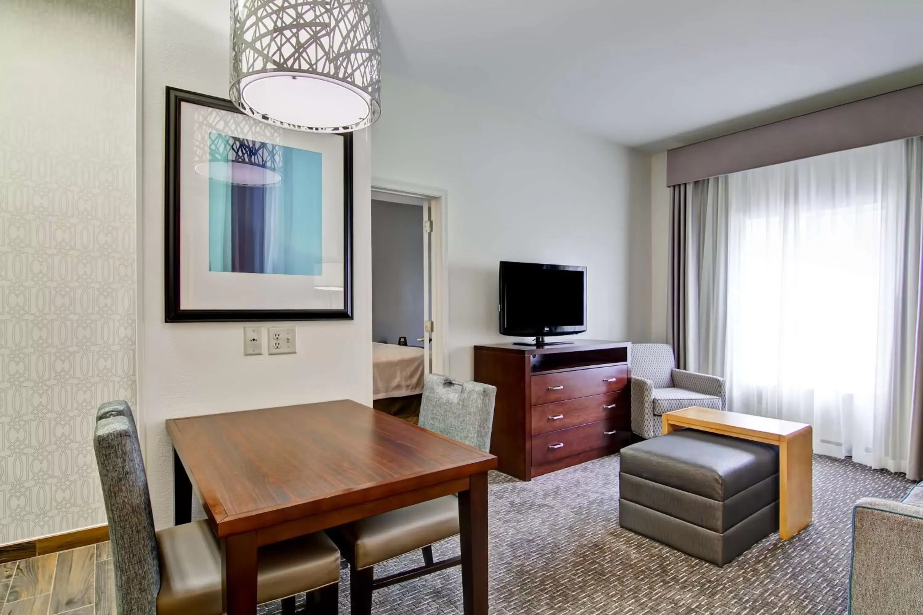 Living room, TV/Entertainment Center in Homewood Suites by Hilton Newark-Cranford
