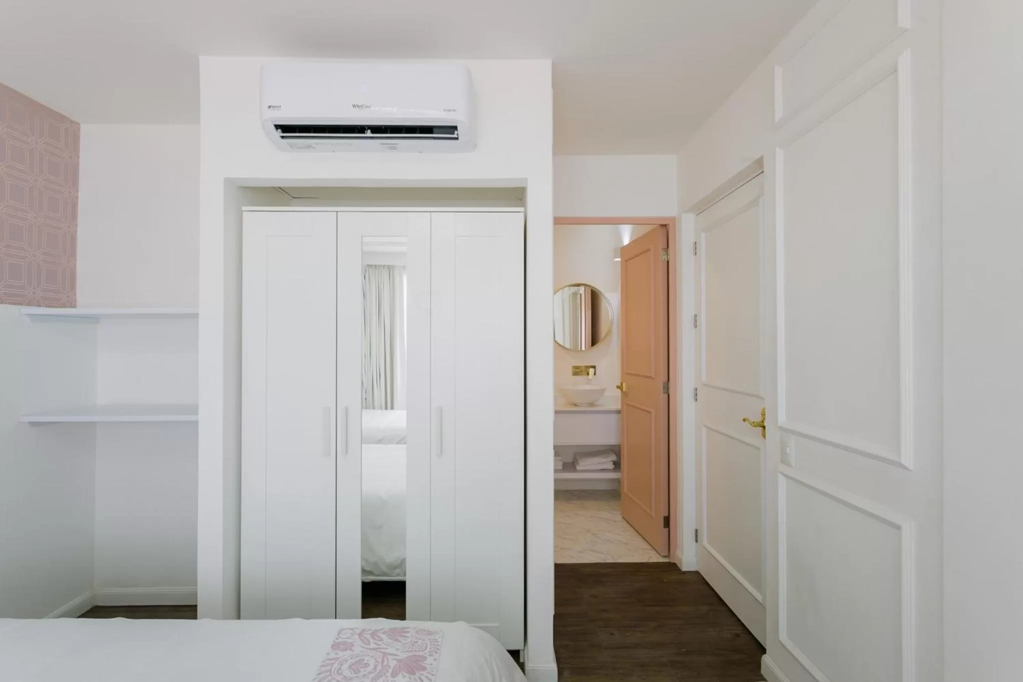 Bathroom, Bed in Casa Oxa Hotel
