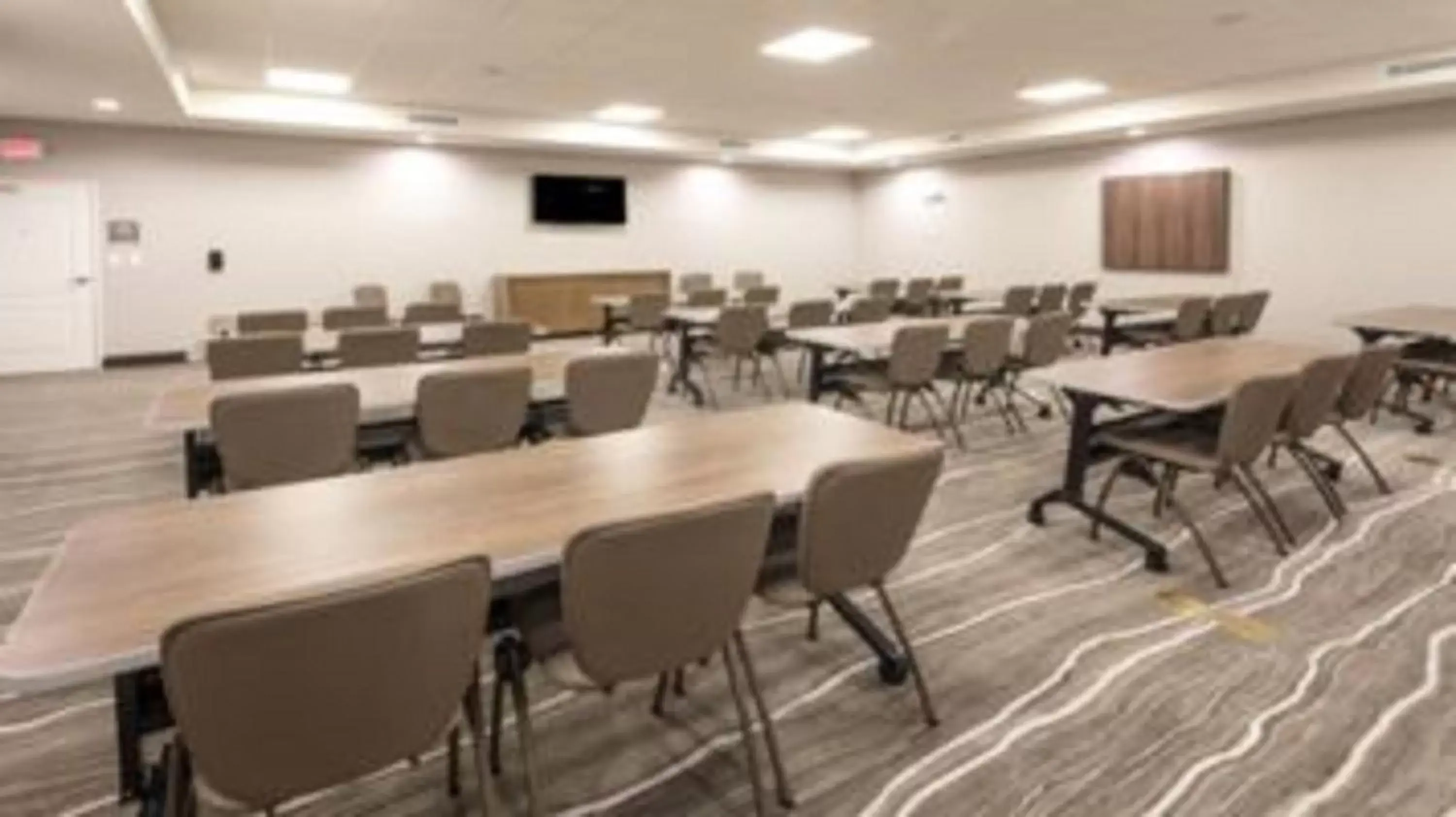 Meeting/conference room, Restaurant/Places to Eat in Staybridge Suites Dearborn, an IHG Hotel