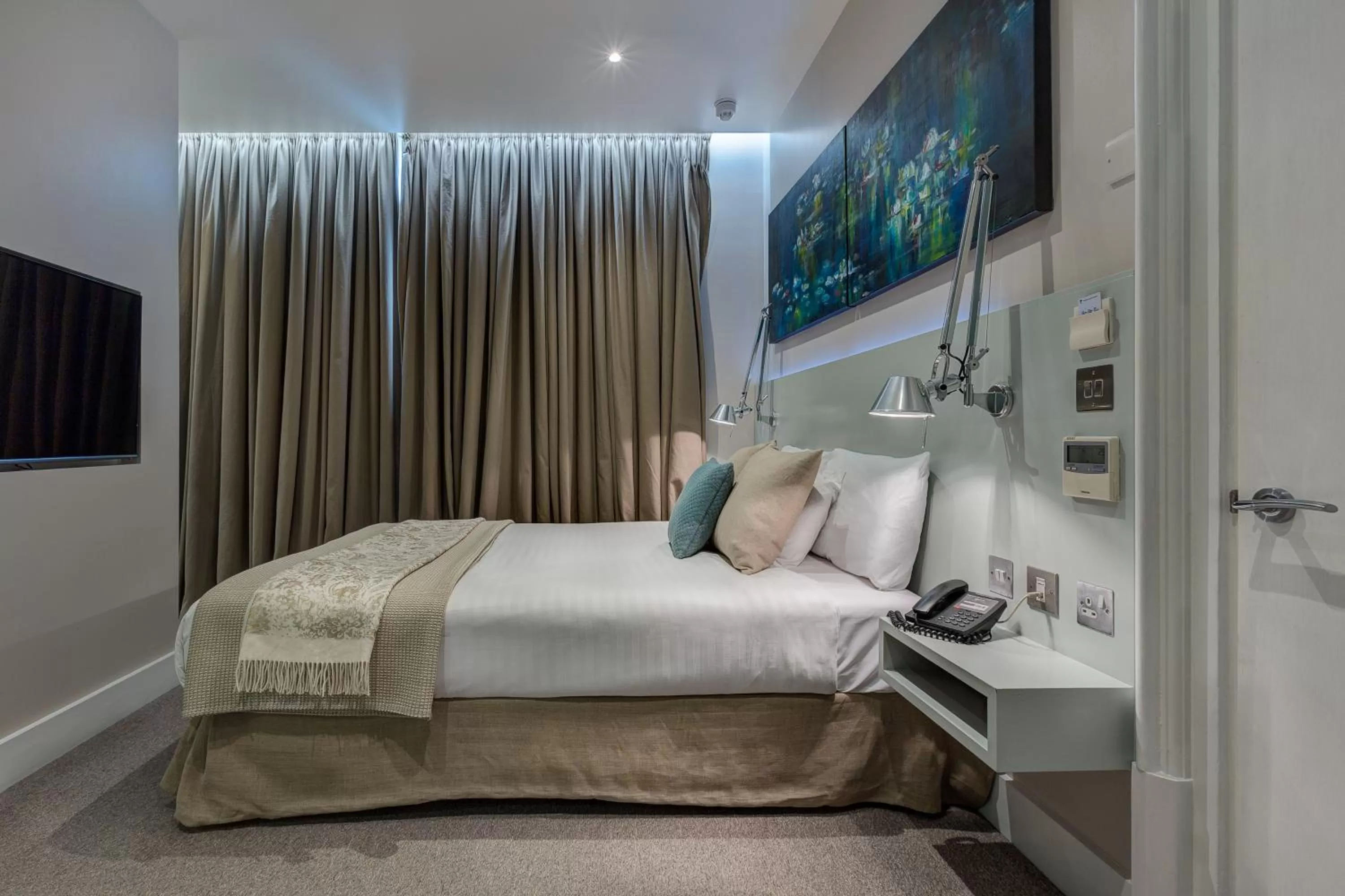 Photo of the whole room, Bed in Hotel 55