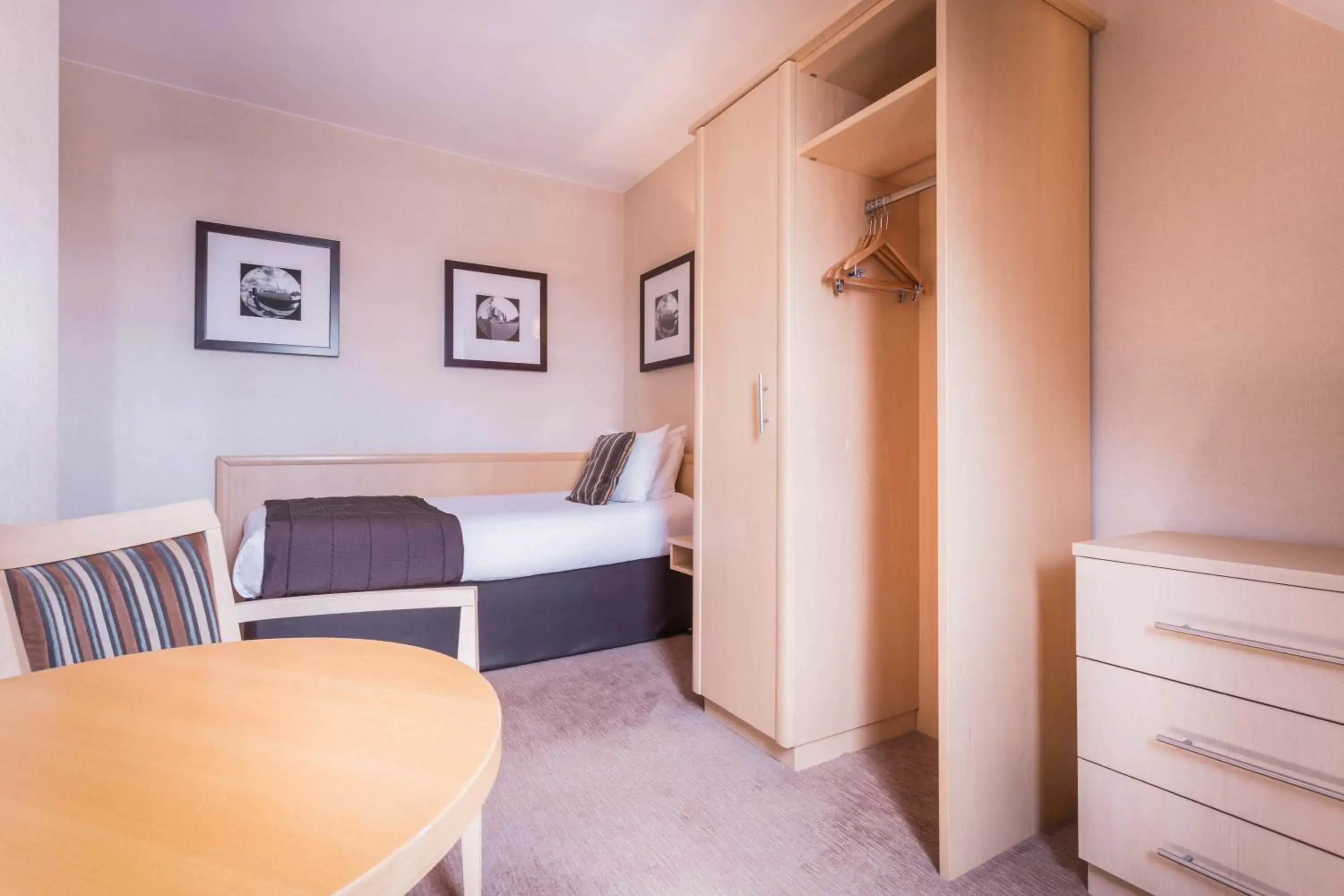 Bedroom, Seating Area in Royal Station Hotel- Part of the Cairn Collection