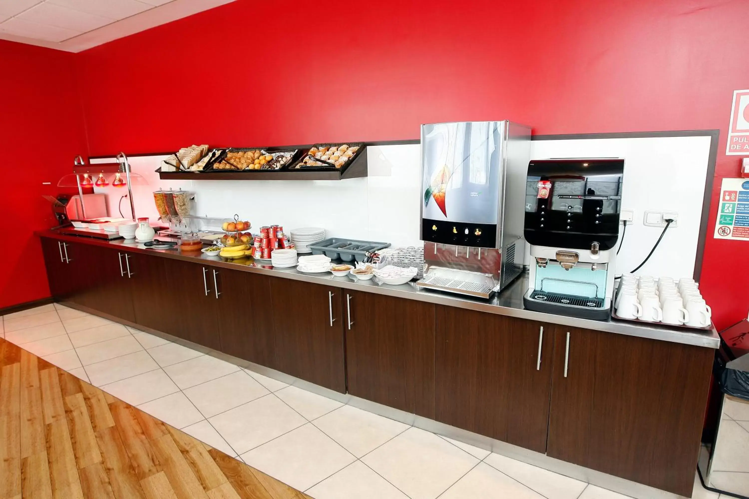 Kitchen or kitchenette, Restaurant/Places to Eat in Travelodge Valencia Aeropuerto