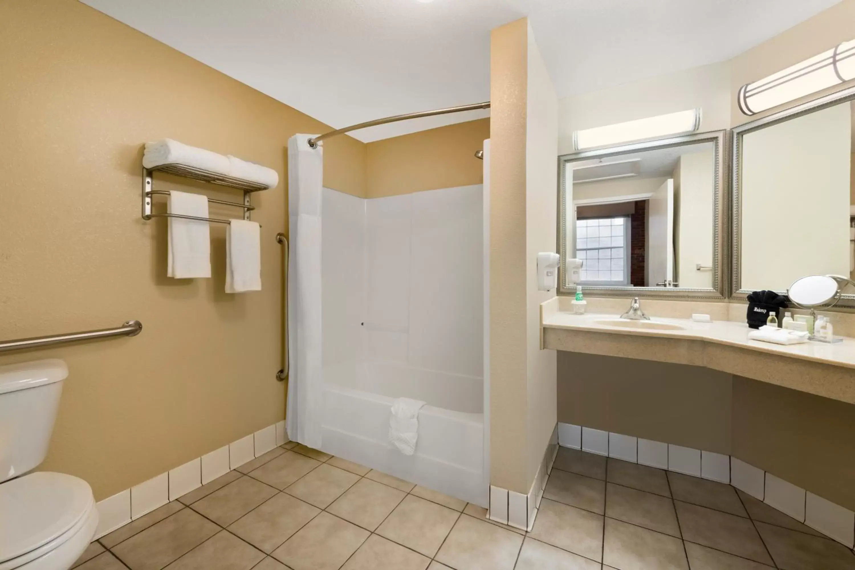 Shower, Bathroom in Hawthorn Suites by Wyndham Rome