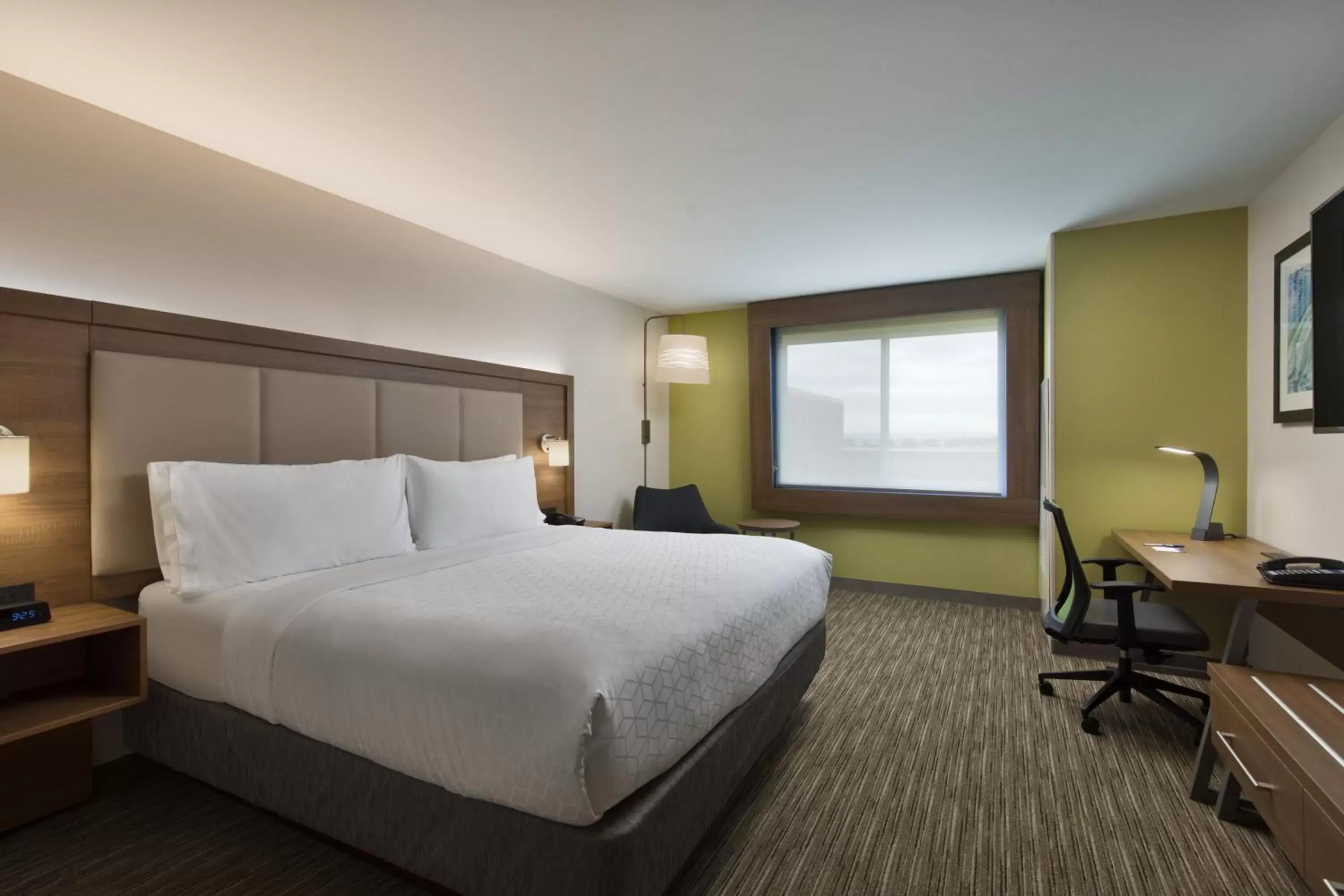 Photo of the whole room, Bed in Holiday Inn Express & Suites - Portland Airport - Cascade Stn, an IHG Hotel