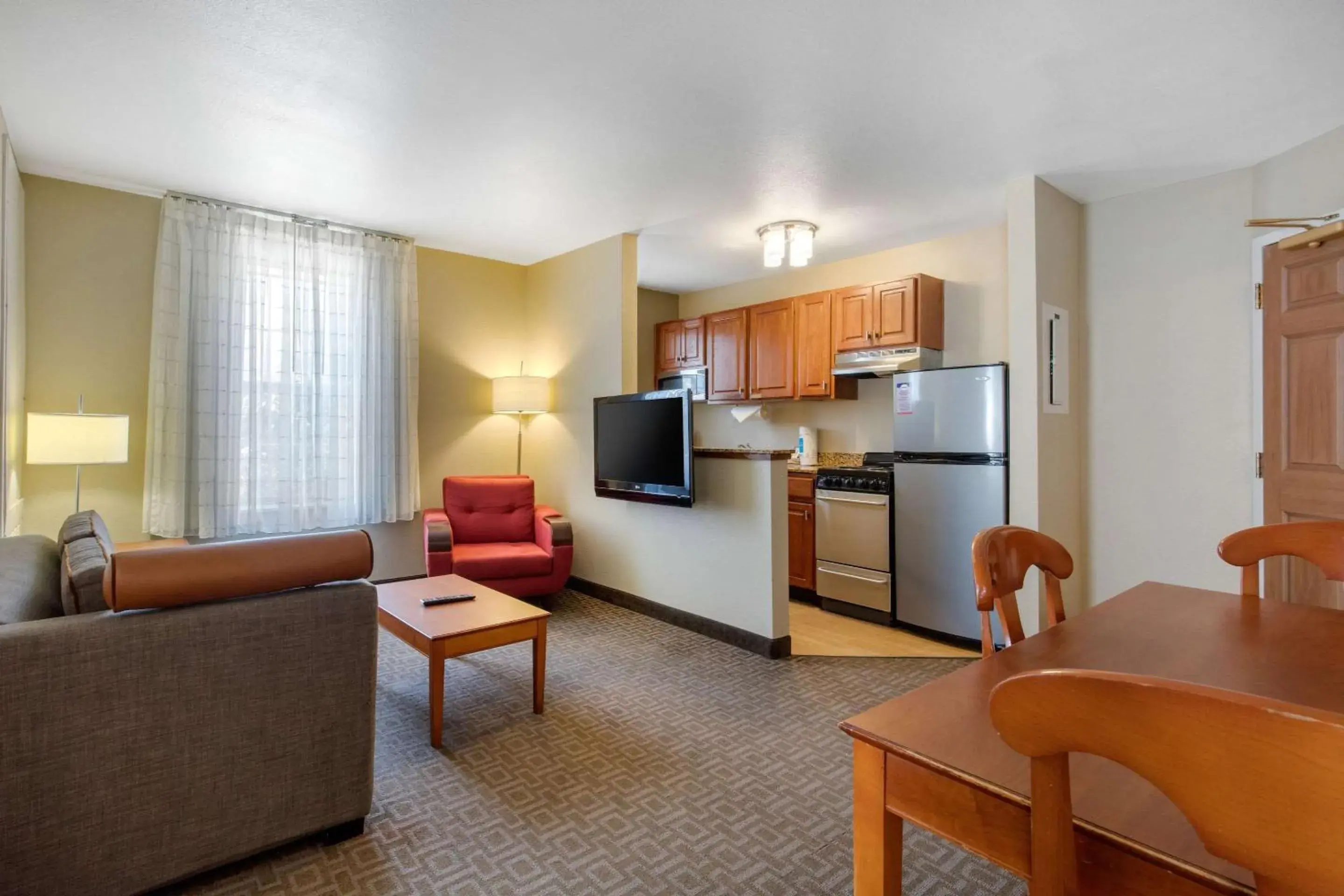 Bedroom, Seating Area in Suburban Studios Birmingham Homewood I-65