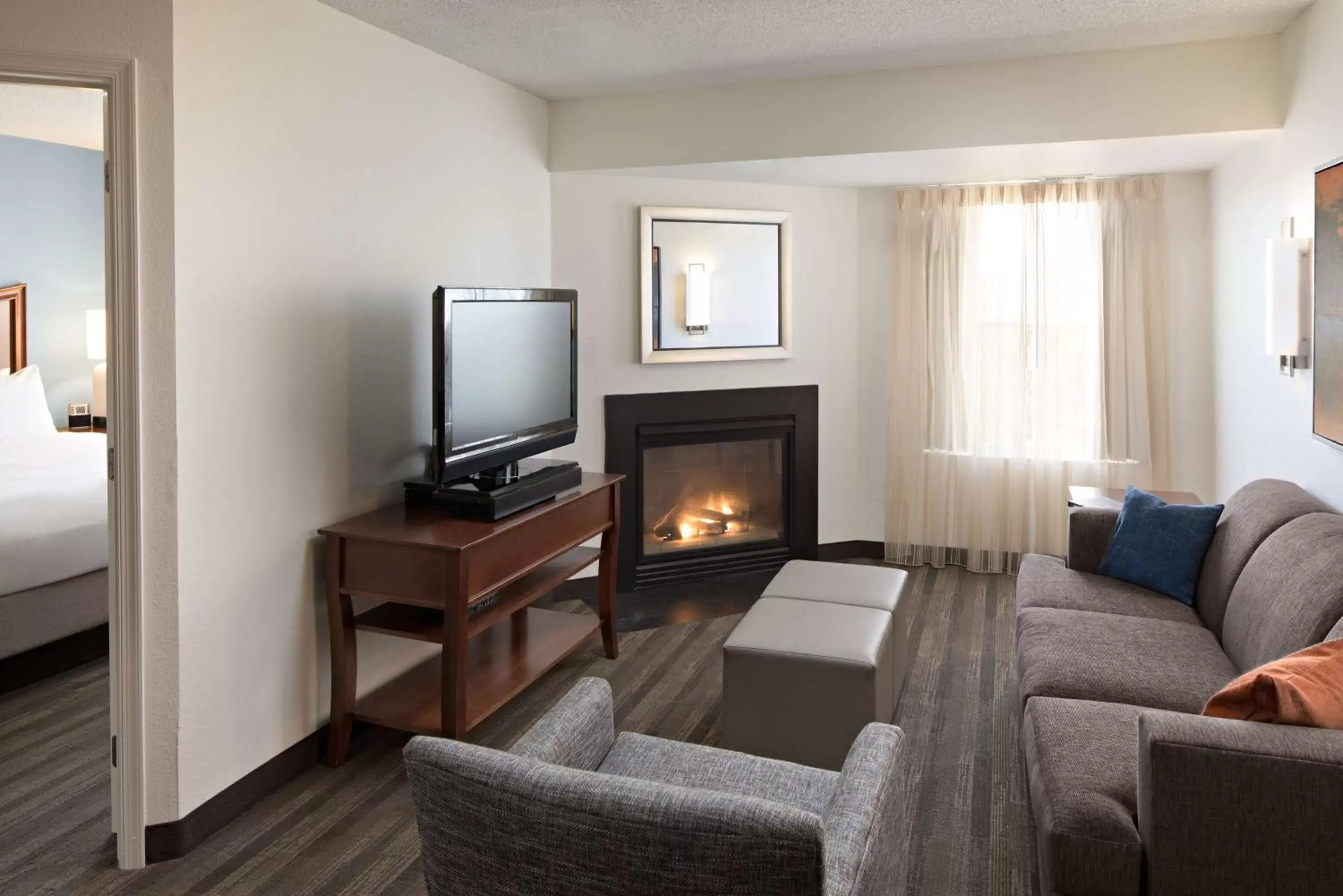 Seating area, TV/Entertainment Center in Hyatt House Herndon/Reston