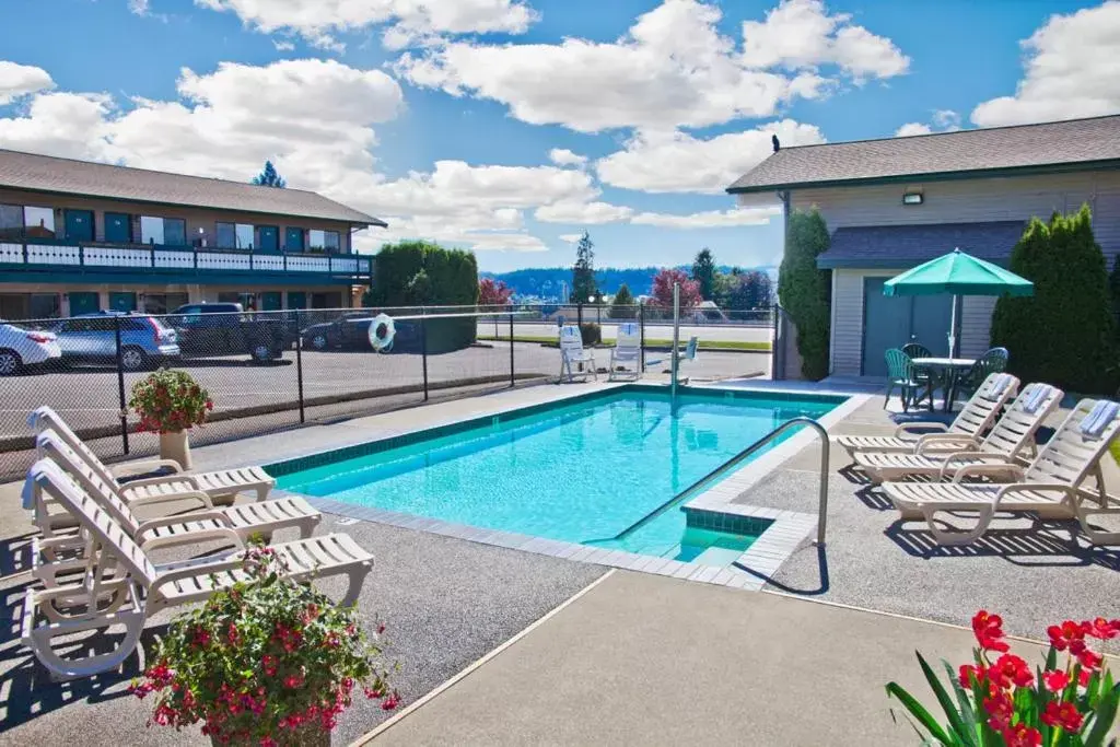 Swimming Pool in Poulsbo Inn & Suites