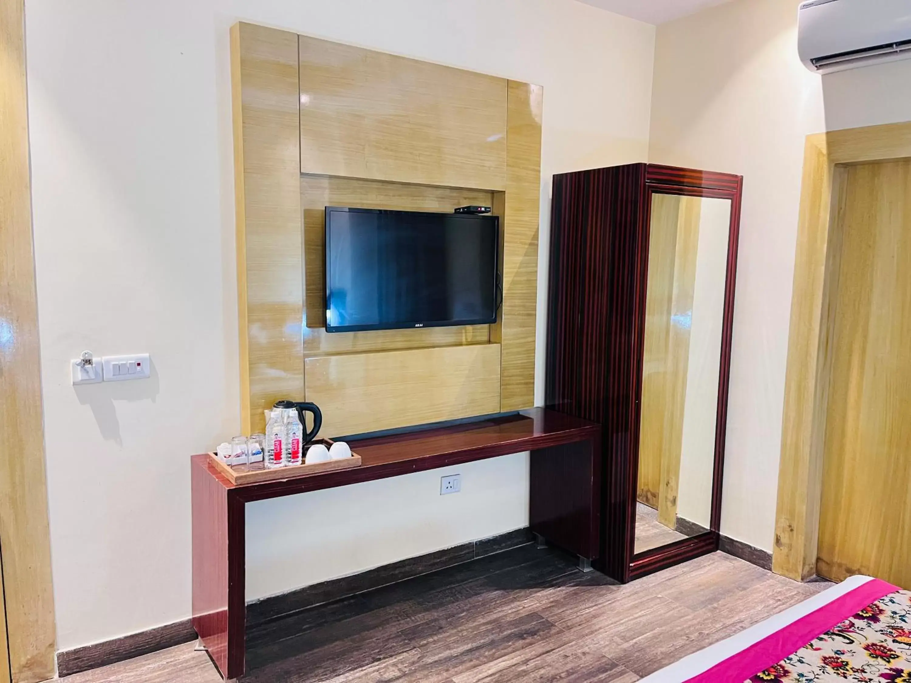 Bed, TV/Entertainment Center in Hotel Banz - Near Delhi International Airport