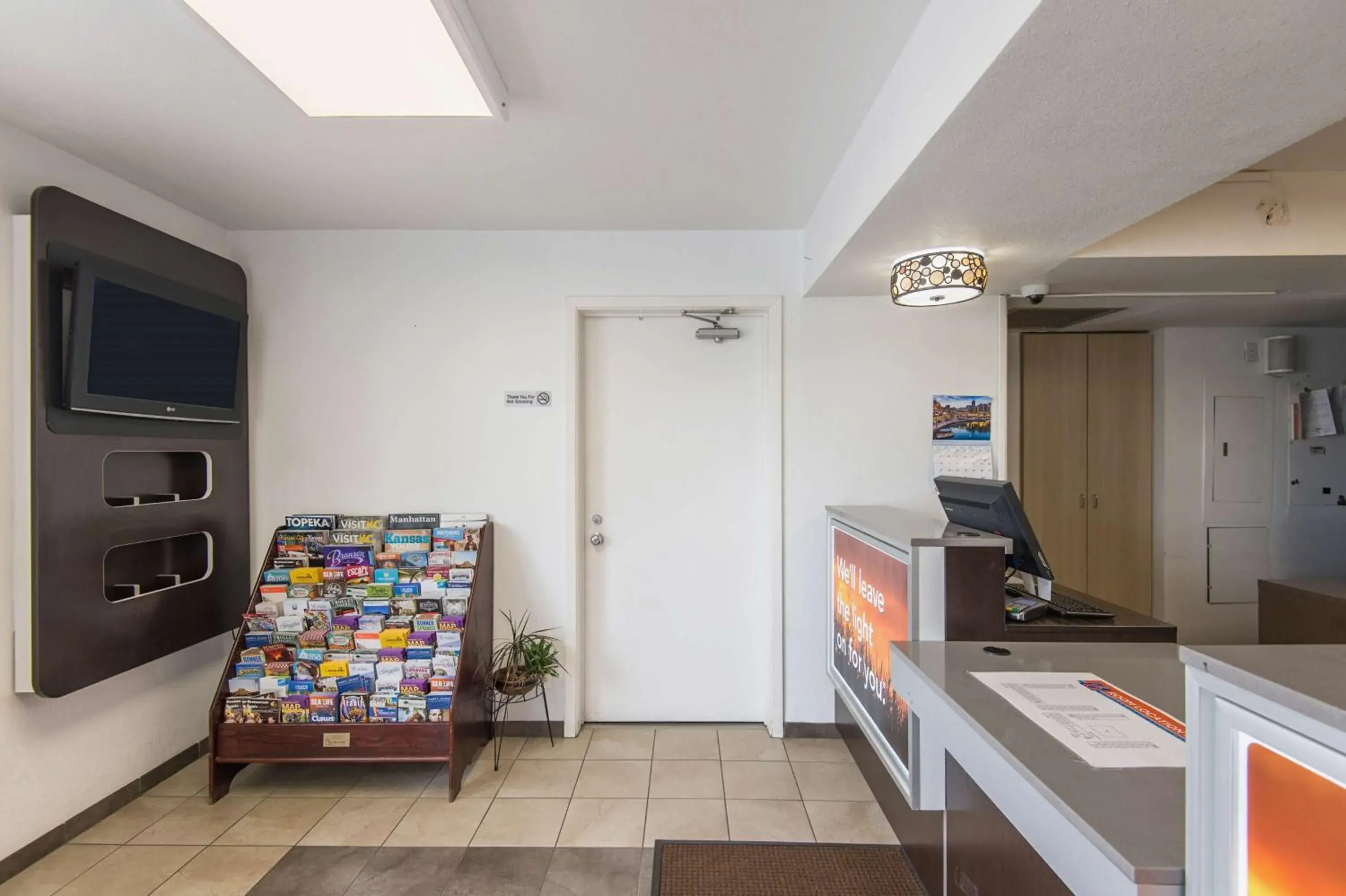 Lobby or reception in Motel 6-Kansas City, MO - Airport