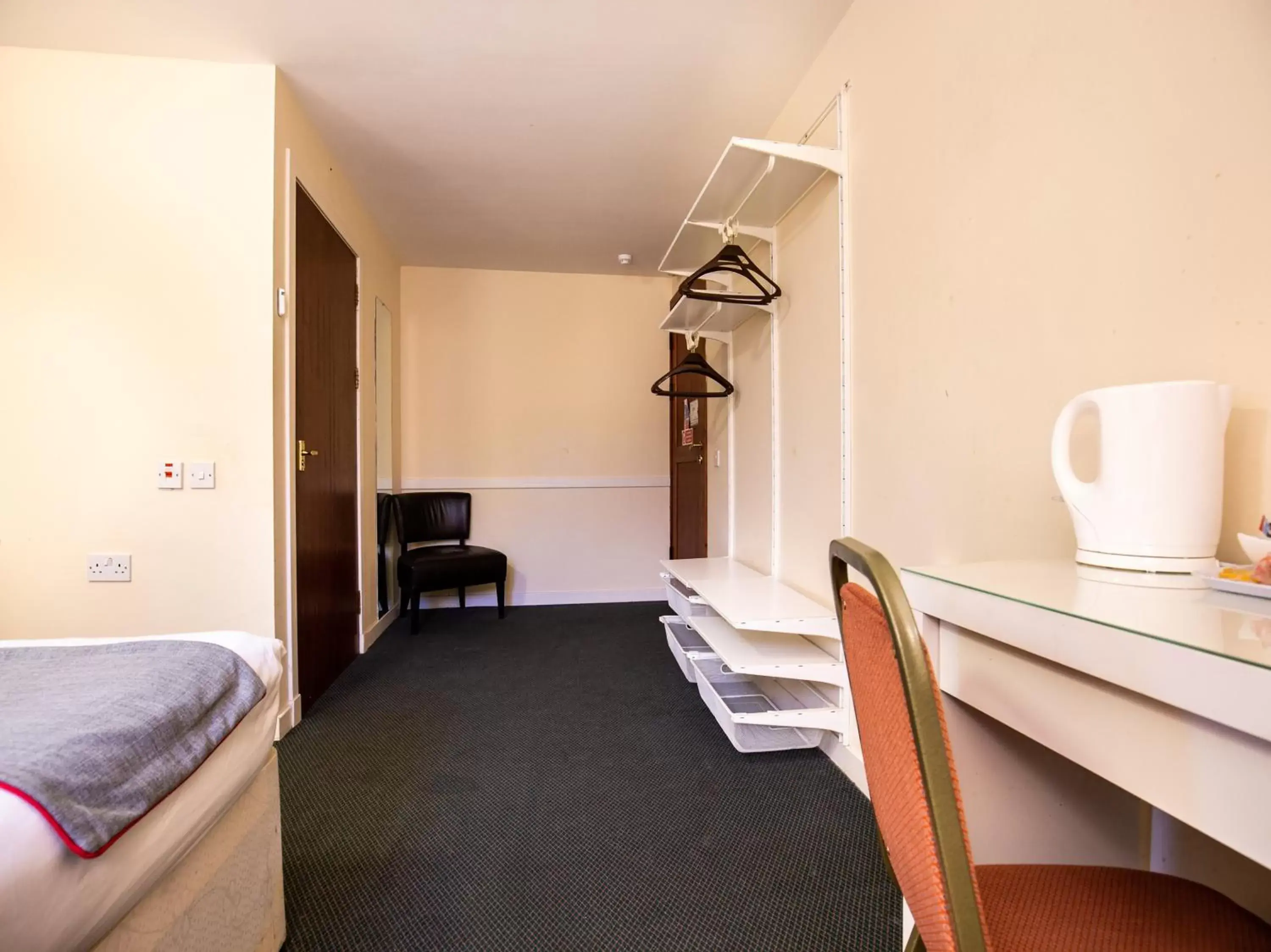 Bedroom, Bed in Longforgan Coaching Inn