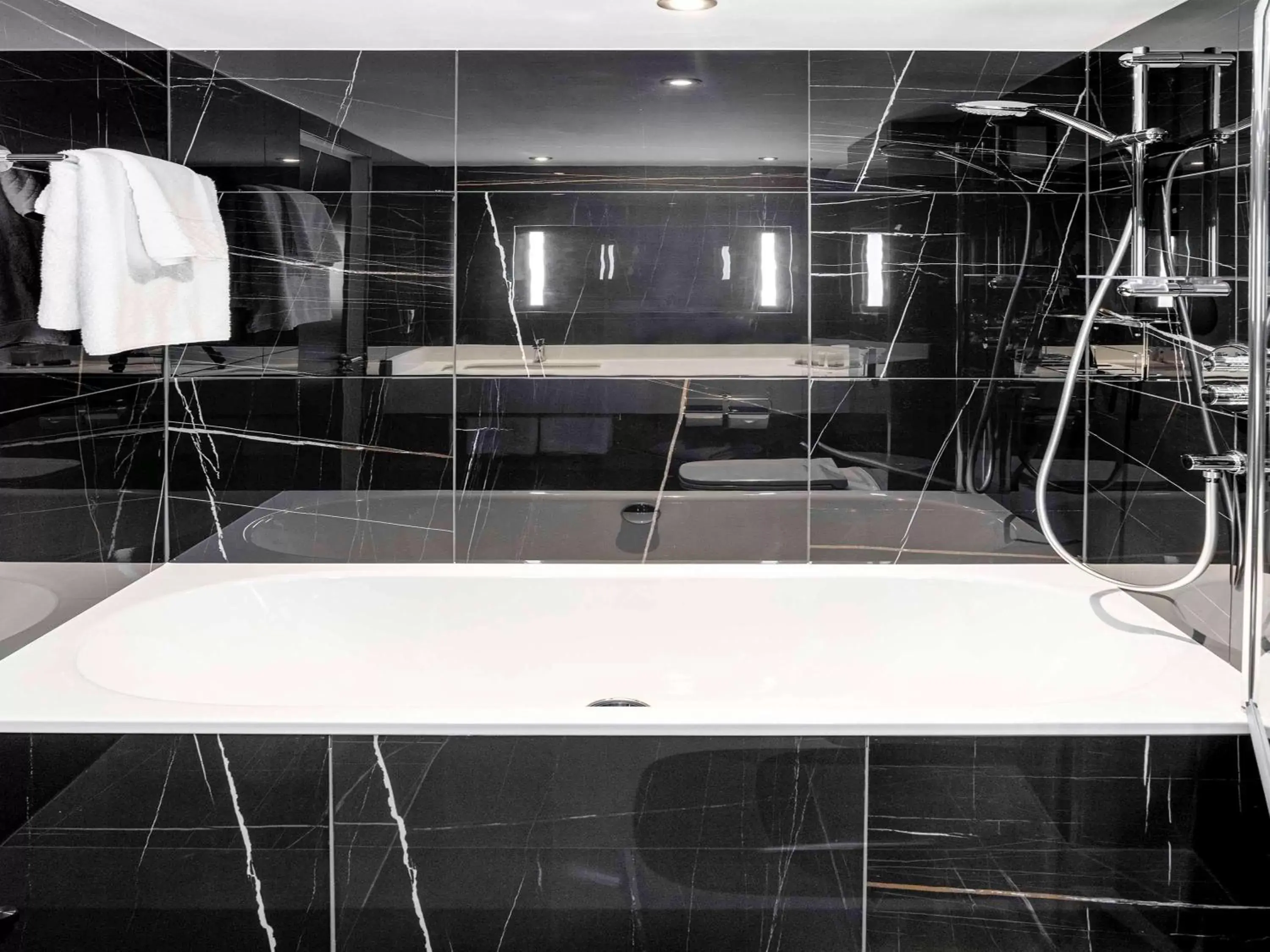 Photo of the whole room in Sofitel London Gatwick Photo of the whole room in Sofitel London Gatwick