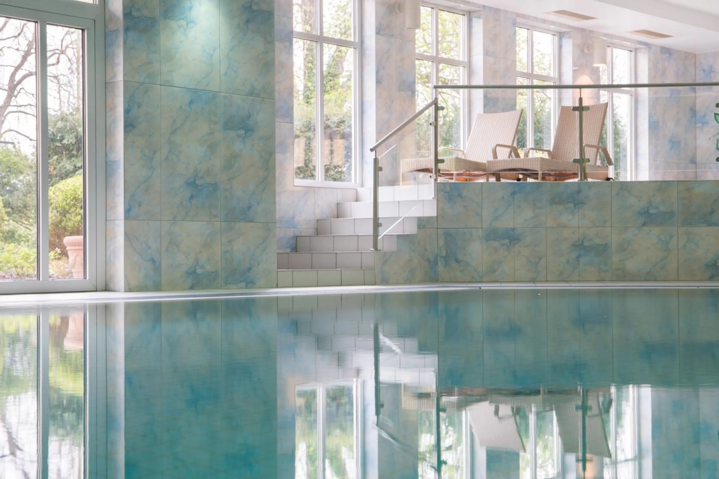 Swimming pool in Best Western Wein- und Parkhotel