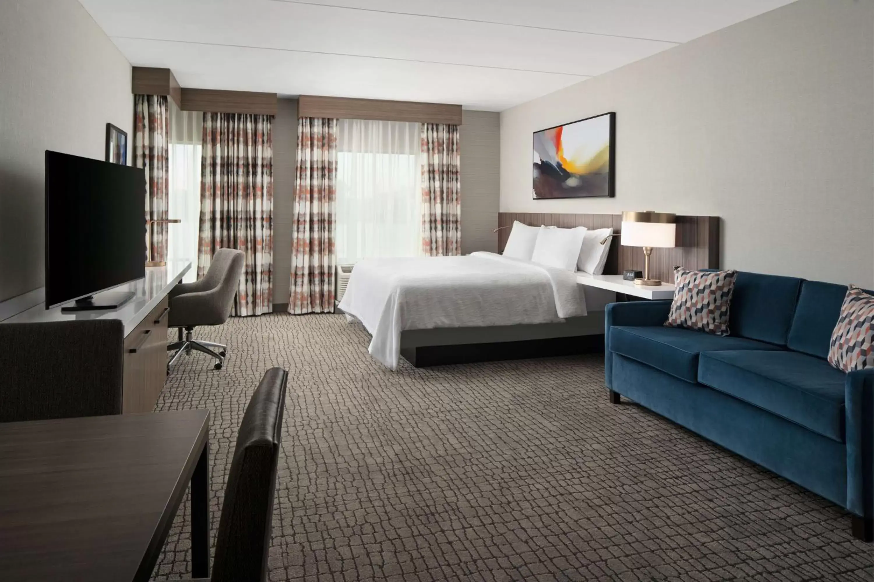 Bed, TV/Entertainment Center in Hilton Garden Inn Camden Waterfront Philadelphia