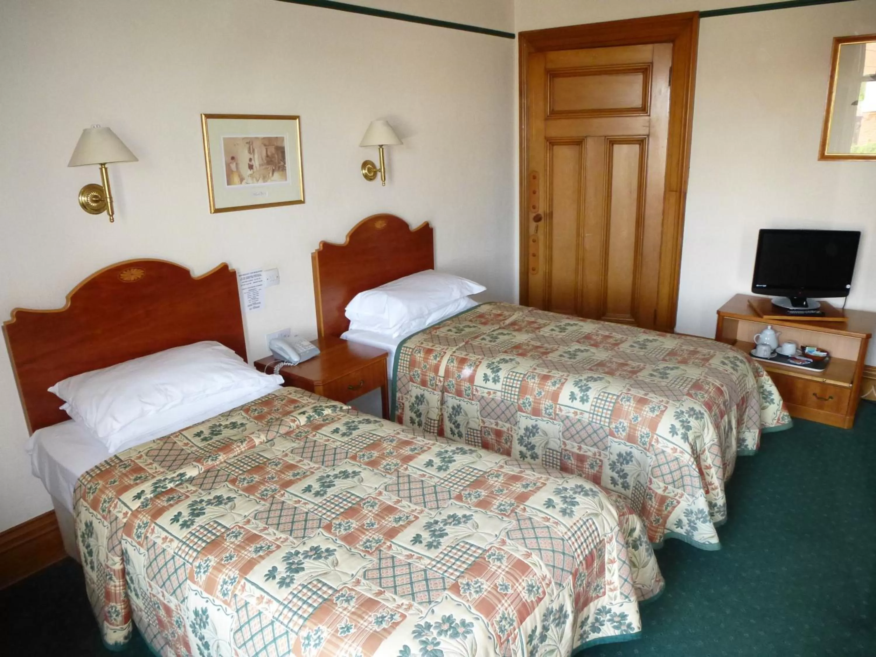 Bed in Somerton House Hotel