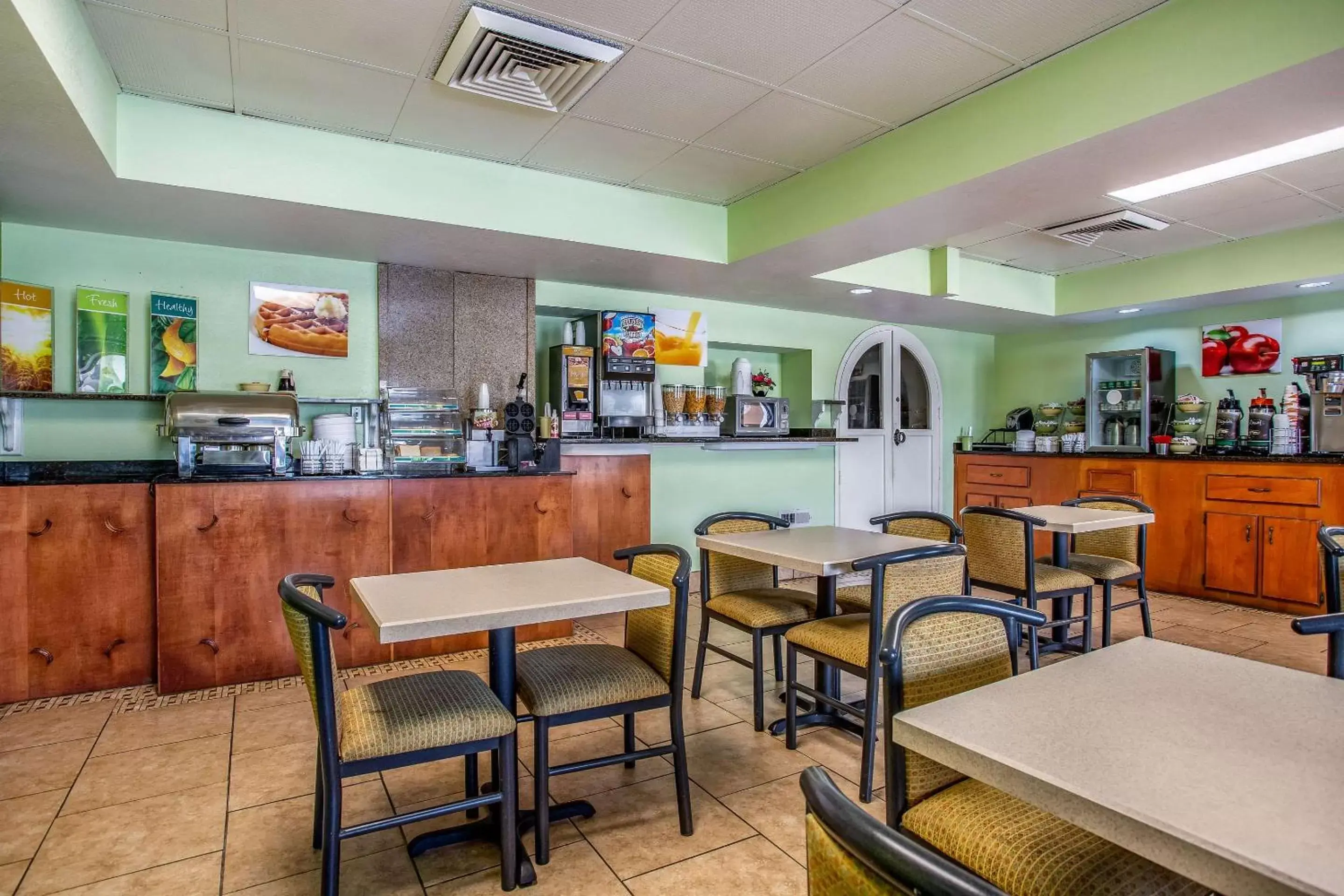 Restaurant/Places to Eat in Quality Inn Bowling Green