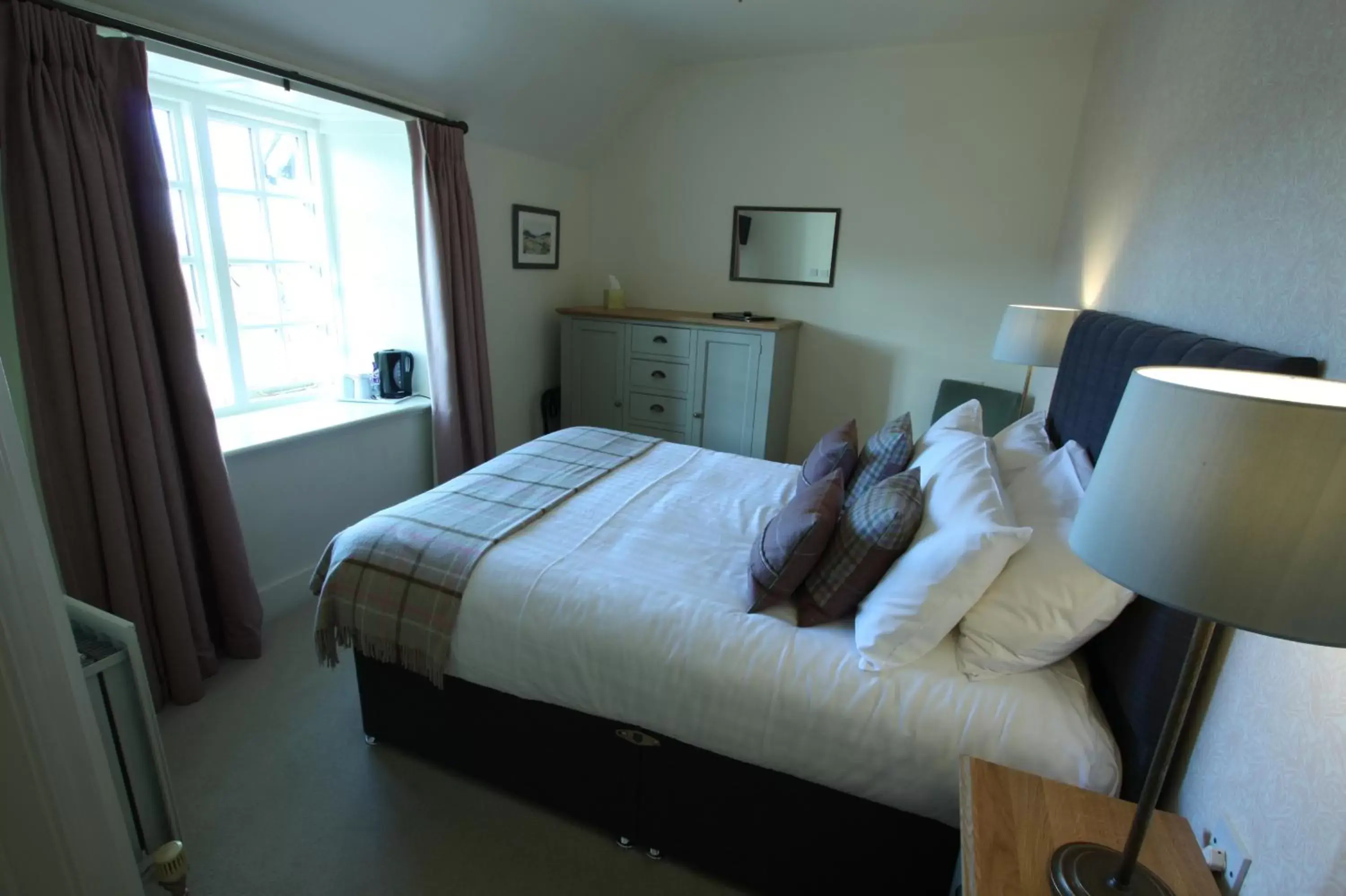 Photo of the whole room, Bed in Ravenstone Manor