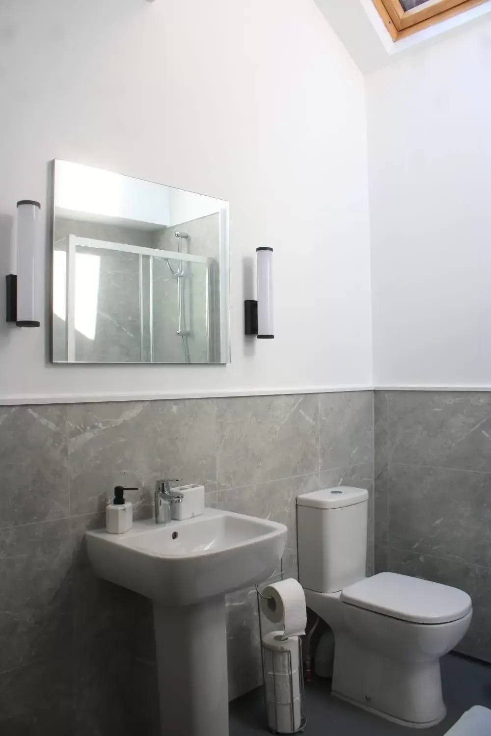 Shower, Bathroom in Fenwick Sunrise Hotel