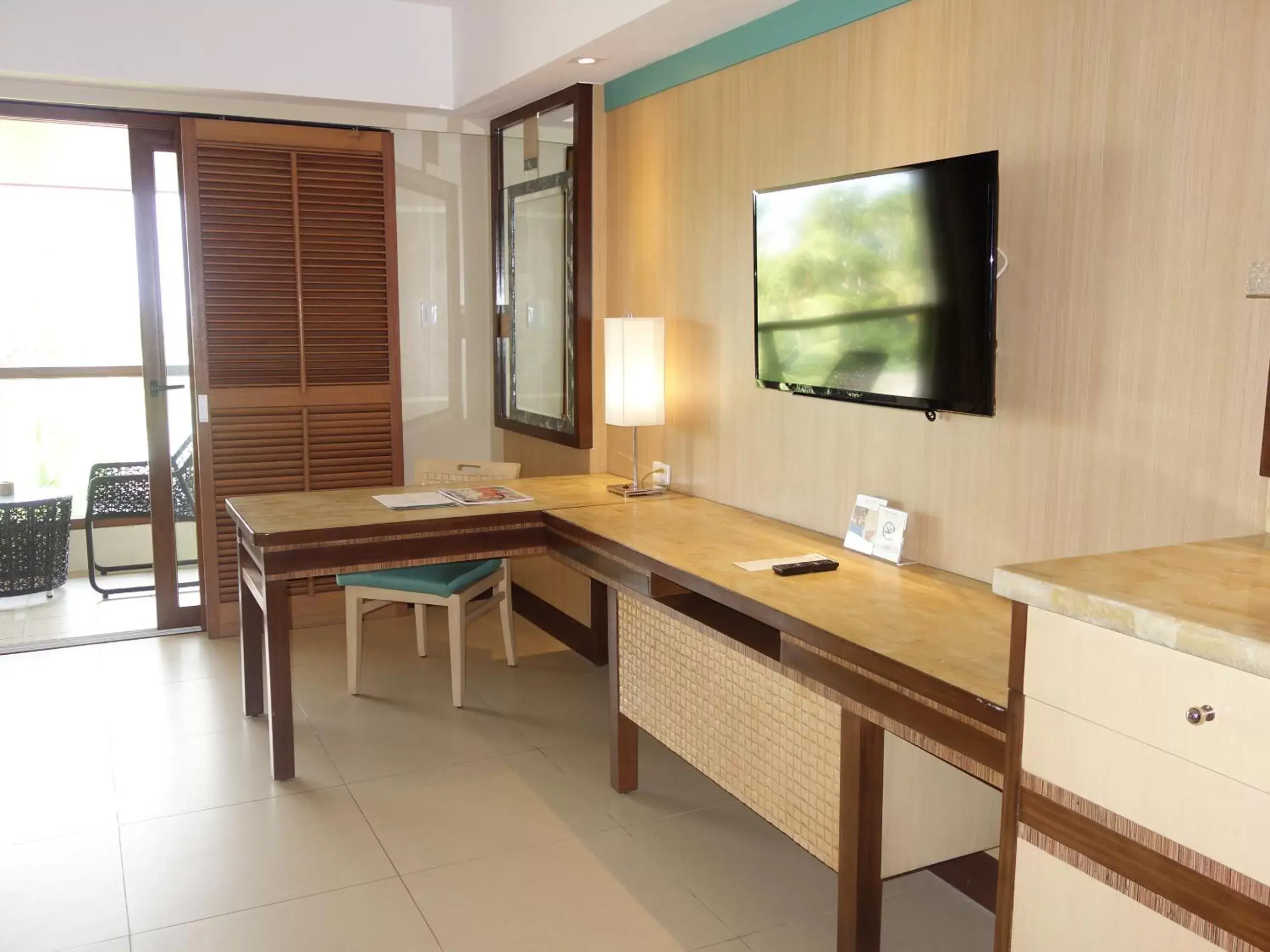 Bedroom, TV/Entertainment Center in Henann Resort Alona Beach