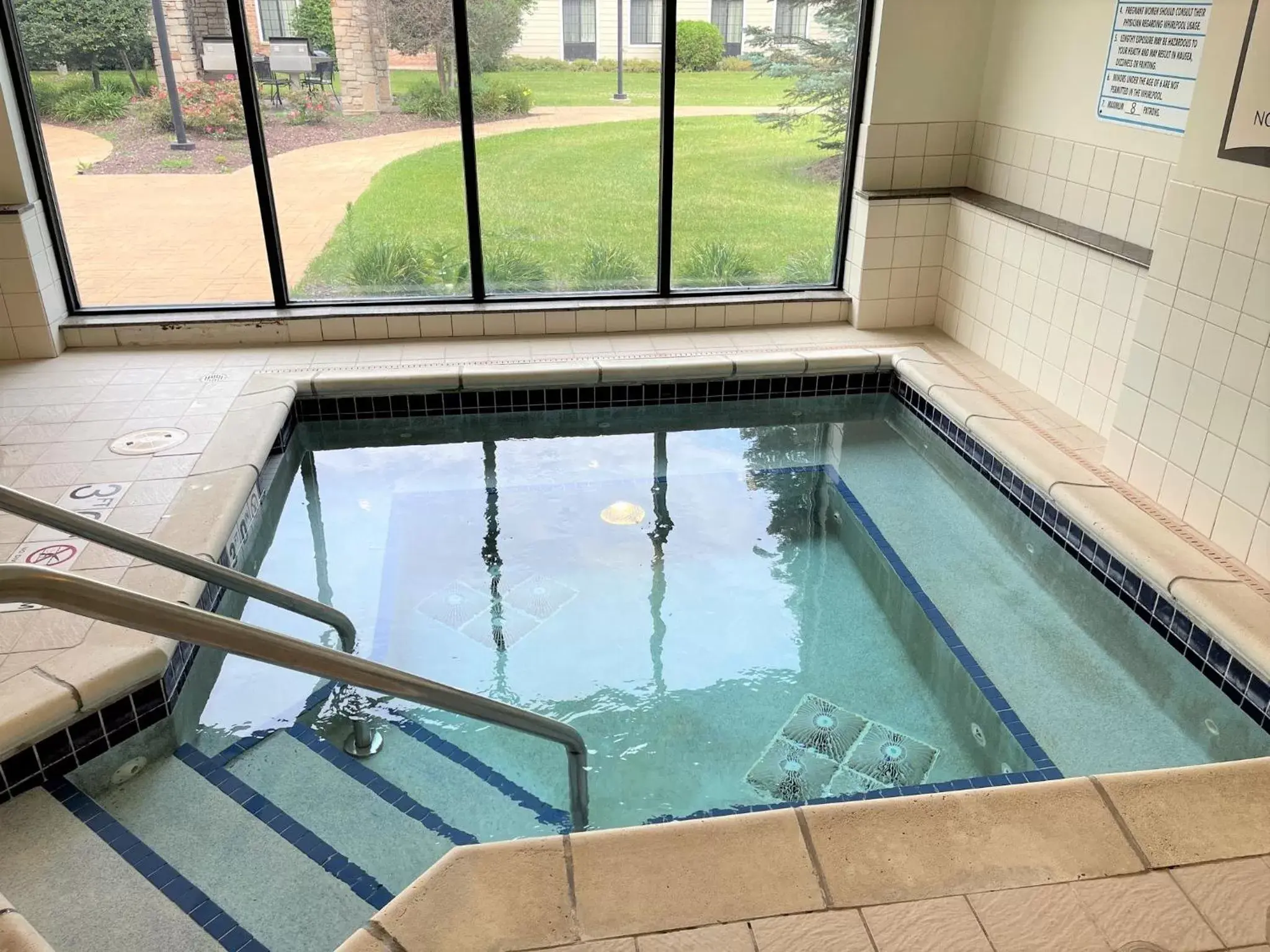 Hot Tub, Swimming Pool in Staybridge Suites Milwaukee West-Oconomowoc, an IHG Hotel