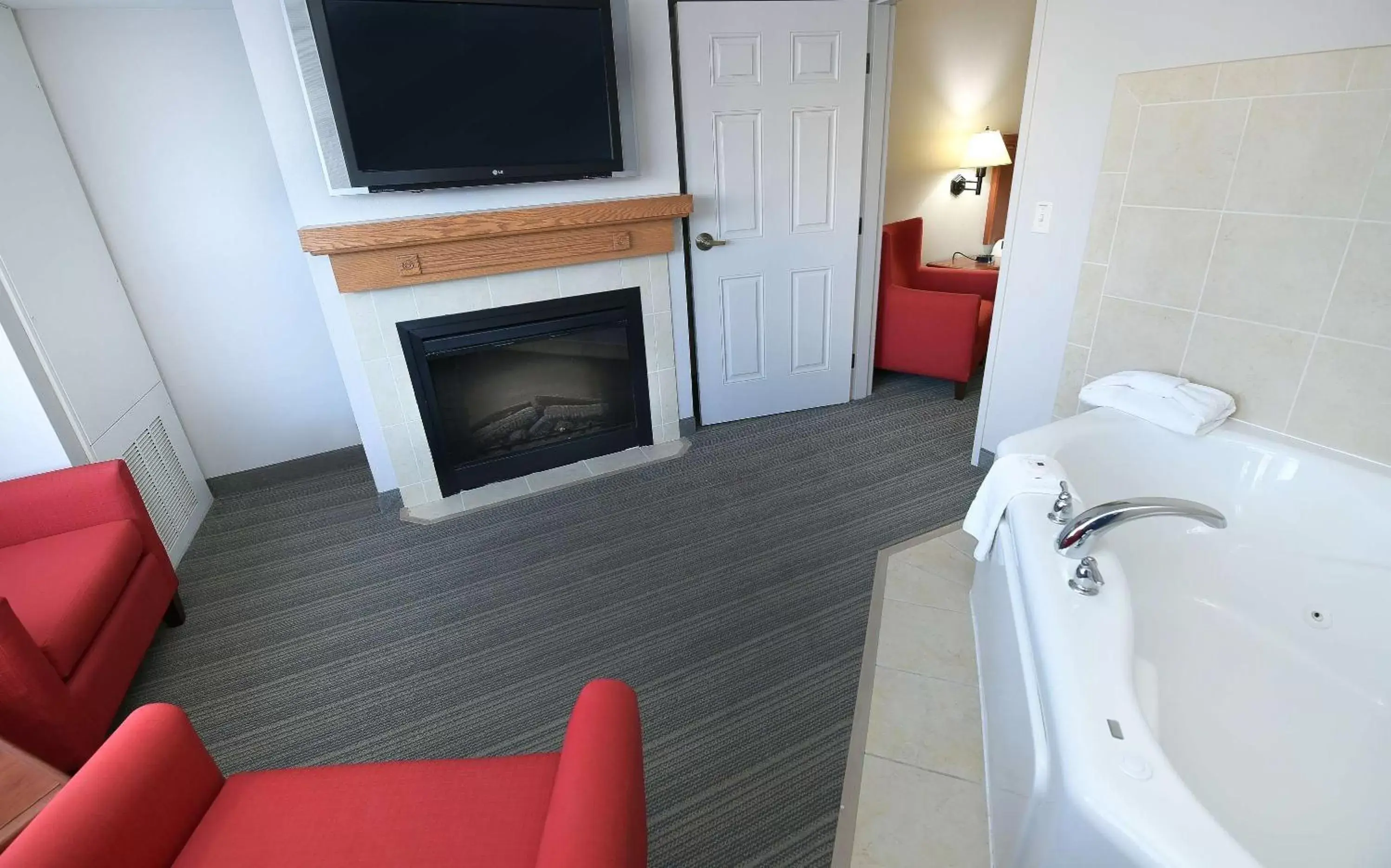 Photo of the whole room, TV/Entertainment Center in Country Inn & Suites by Radisson, Grand Forks, ND