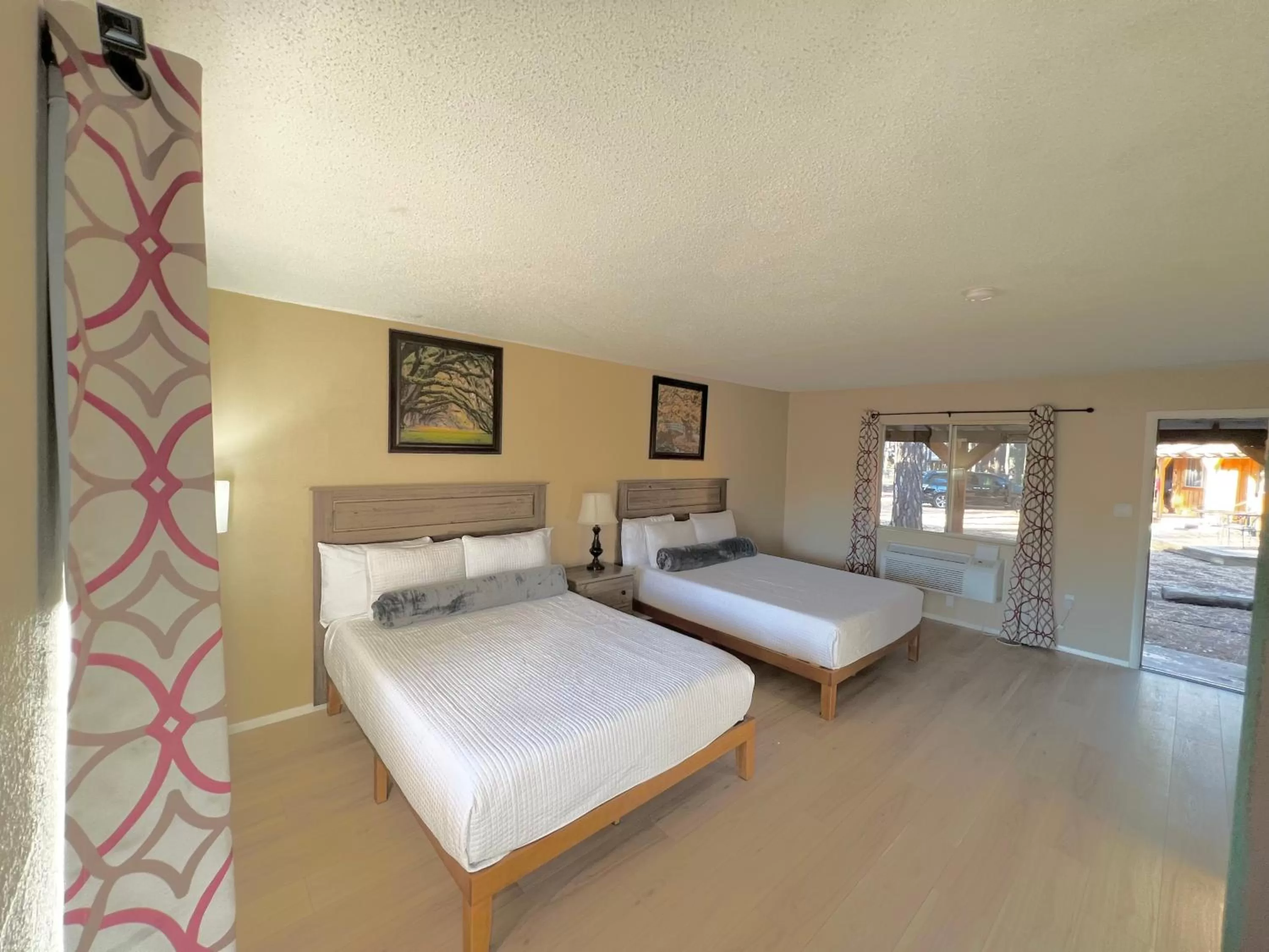 Budget Double Room in TimberLodge Inn