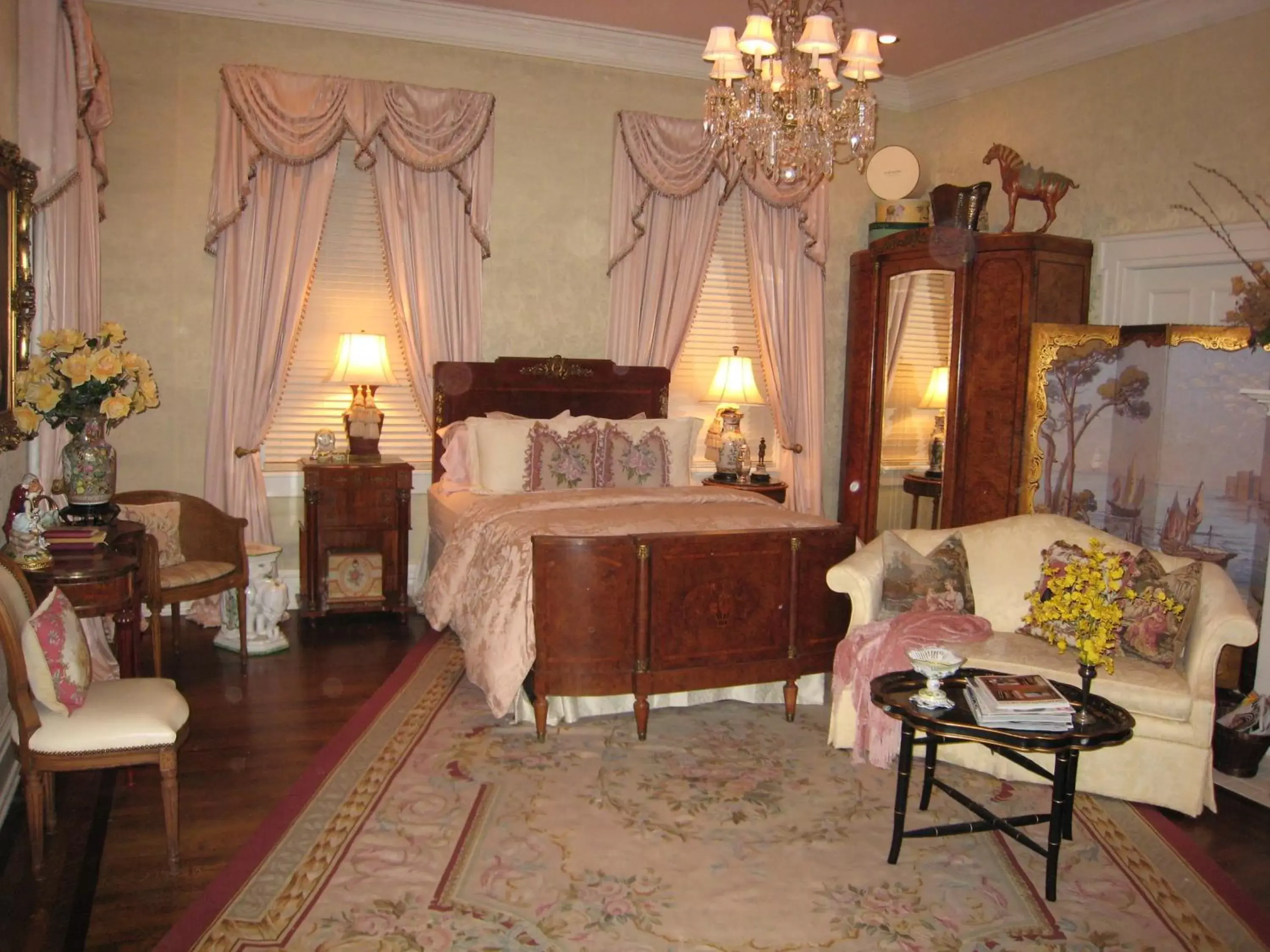 Photo of the whole room in Belle Oaks Inn