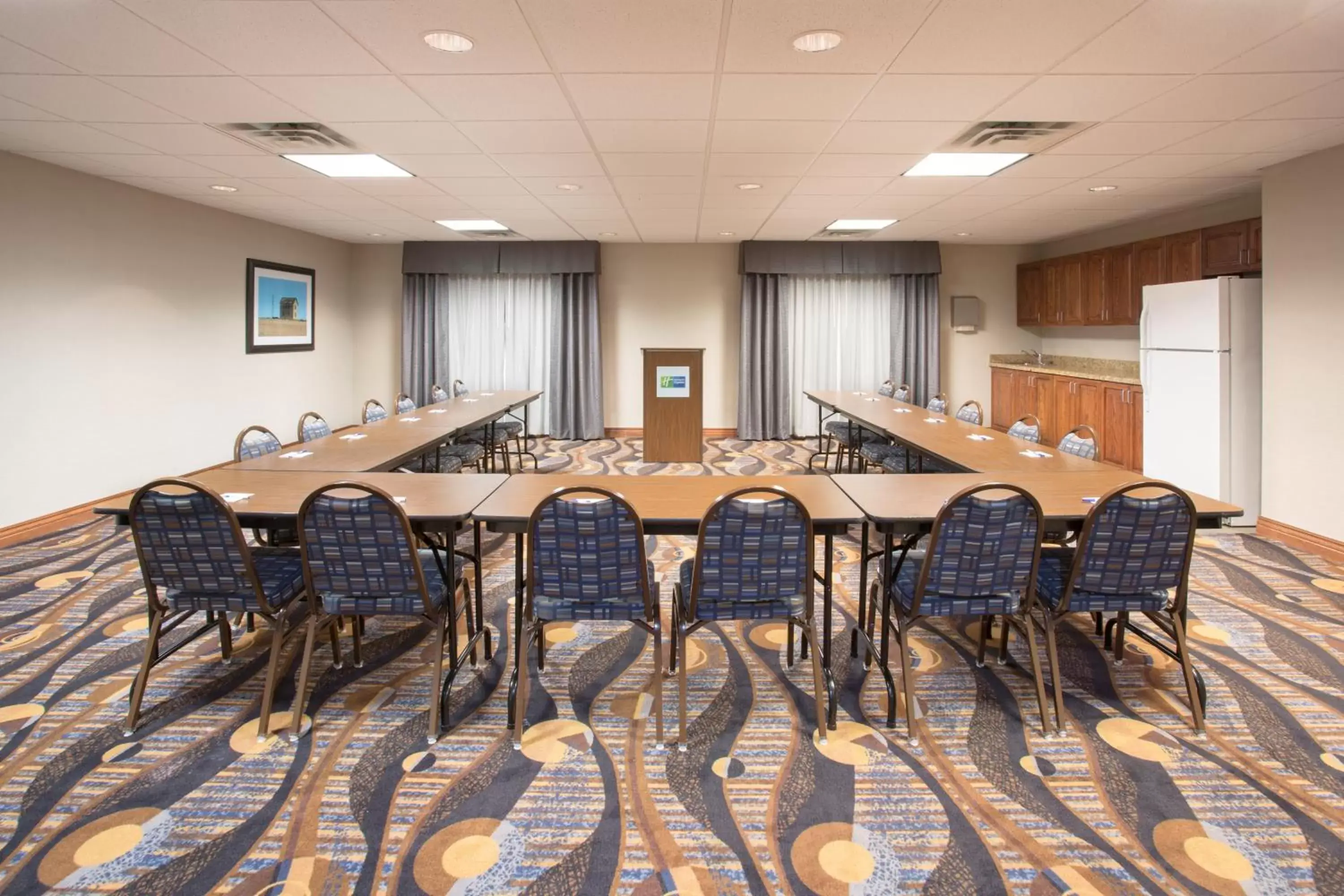 Meeting/conference room in Holiday Inn Express Hotel & Suites Concordia US 81, an IHG Hotel