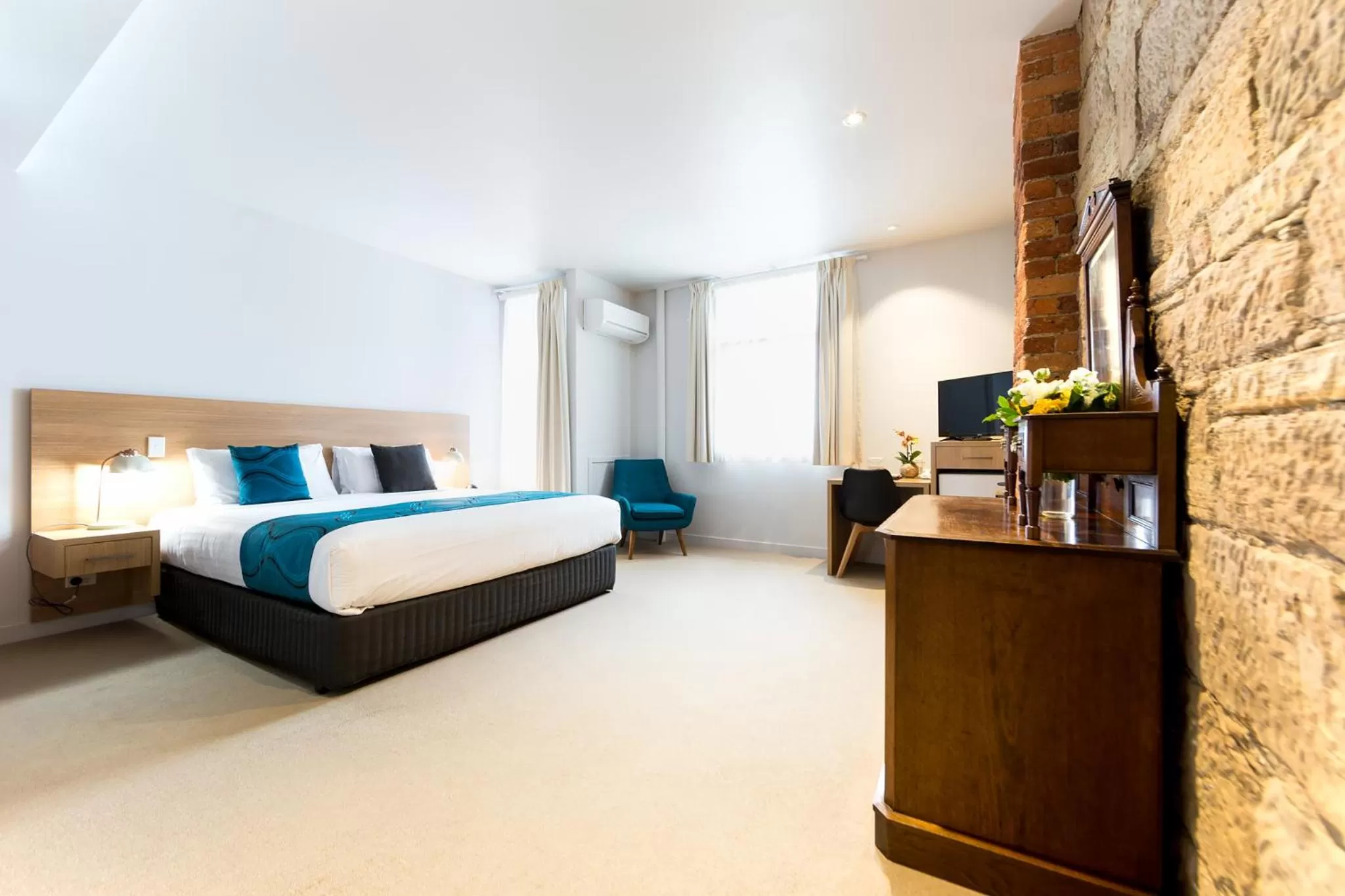 Bedroom, Bed in Customs House Hotel