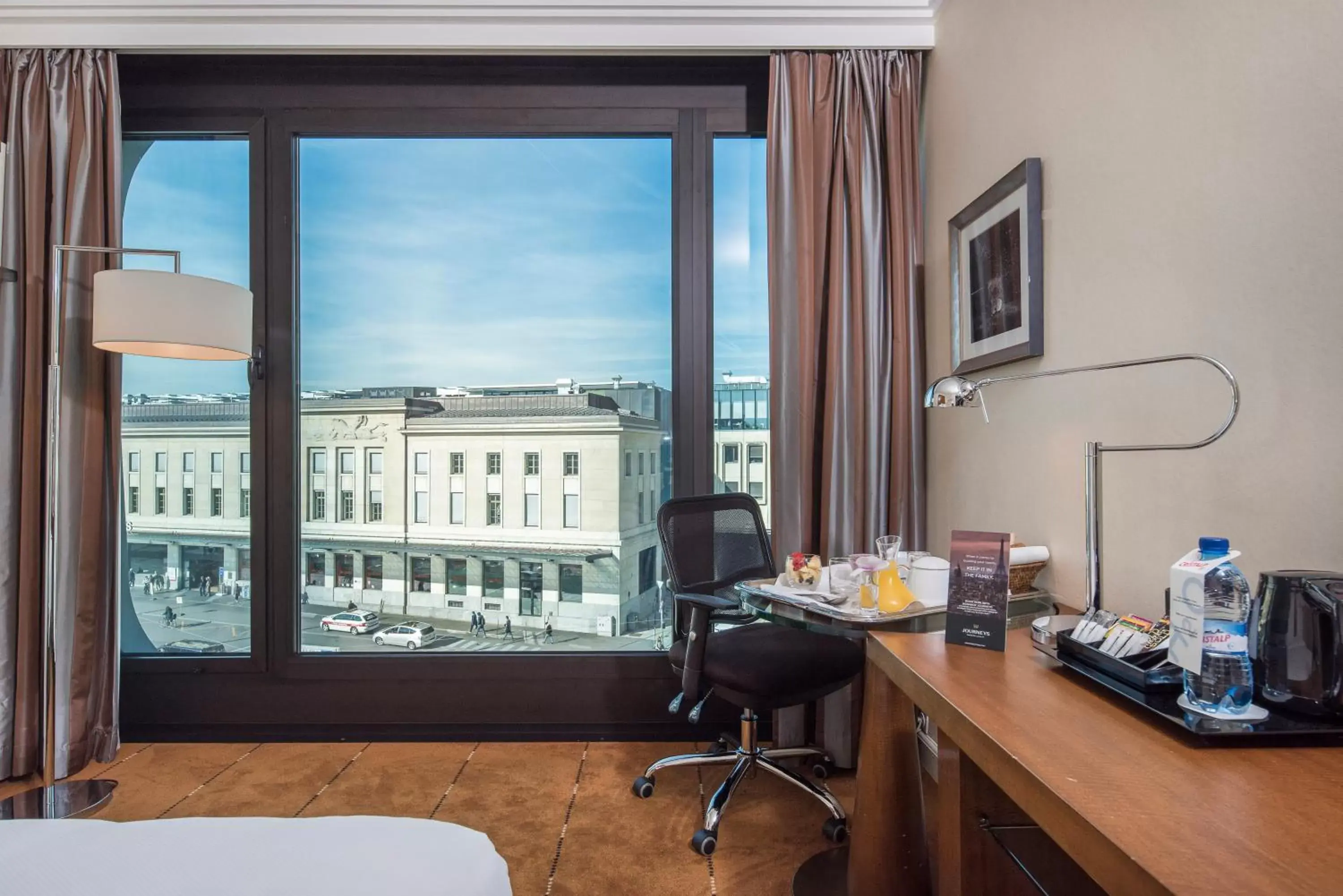 City view, Bed in Warwick Geneva City view, Bed in Warwick Geneva