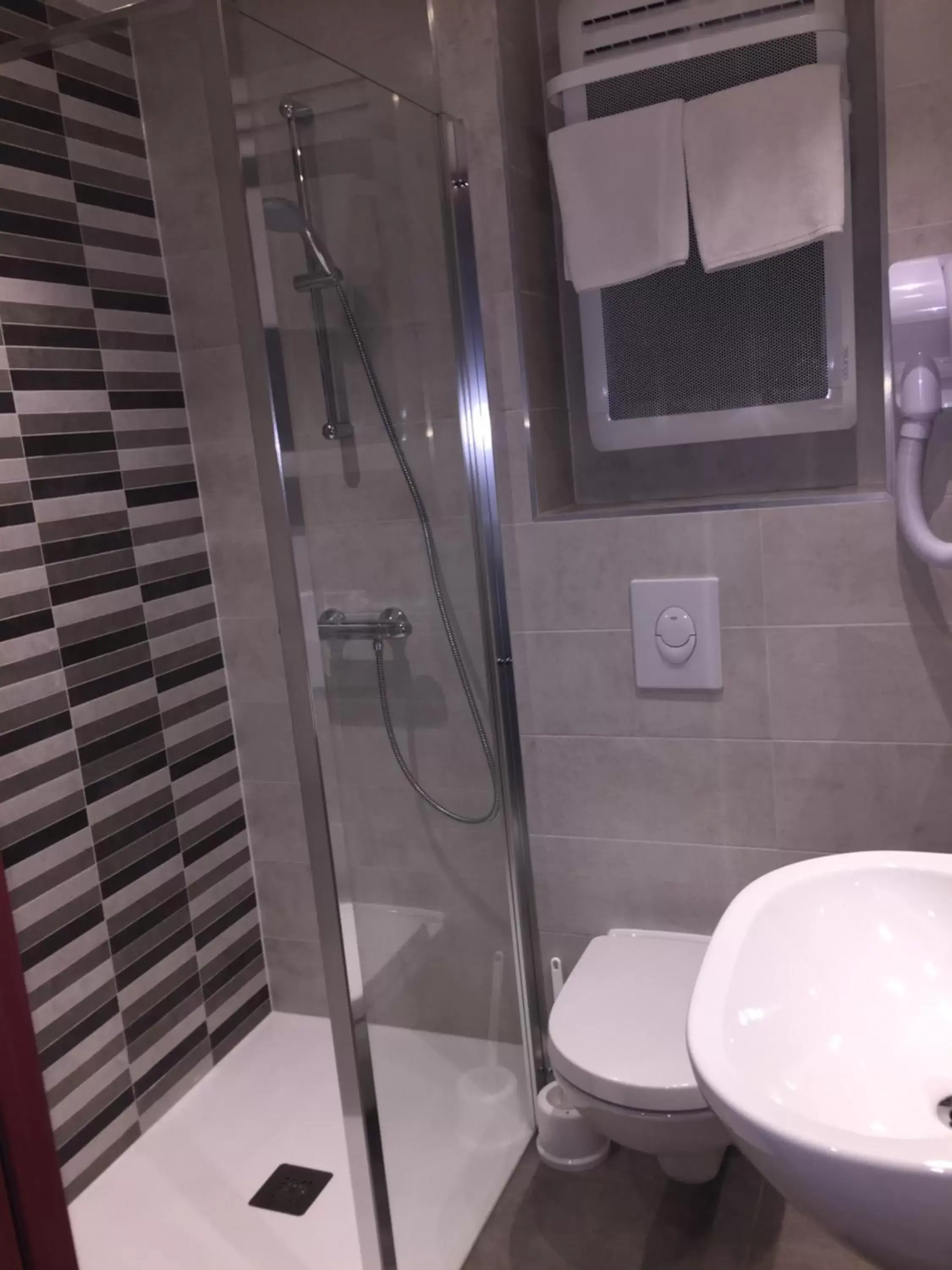 Shower, Bathroom in L'Hôtel des Bords de L'ill
