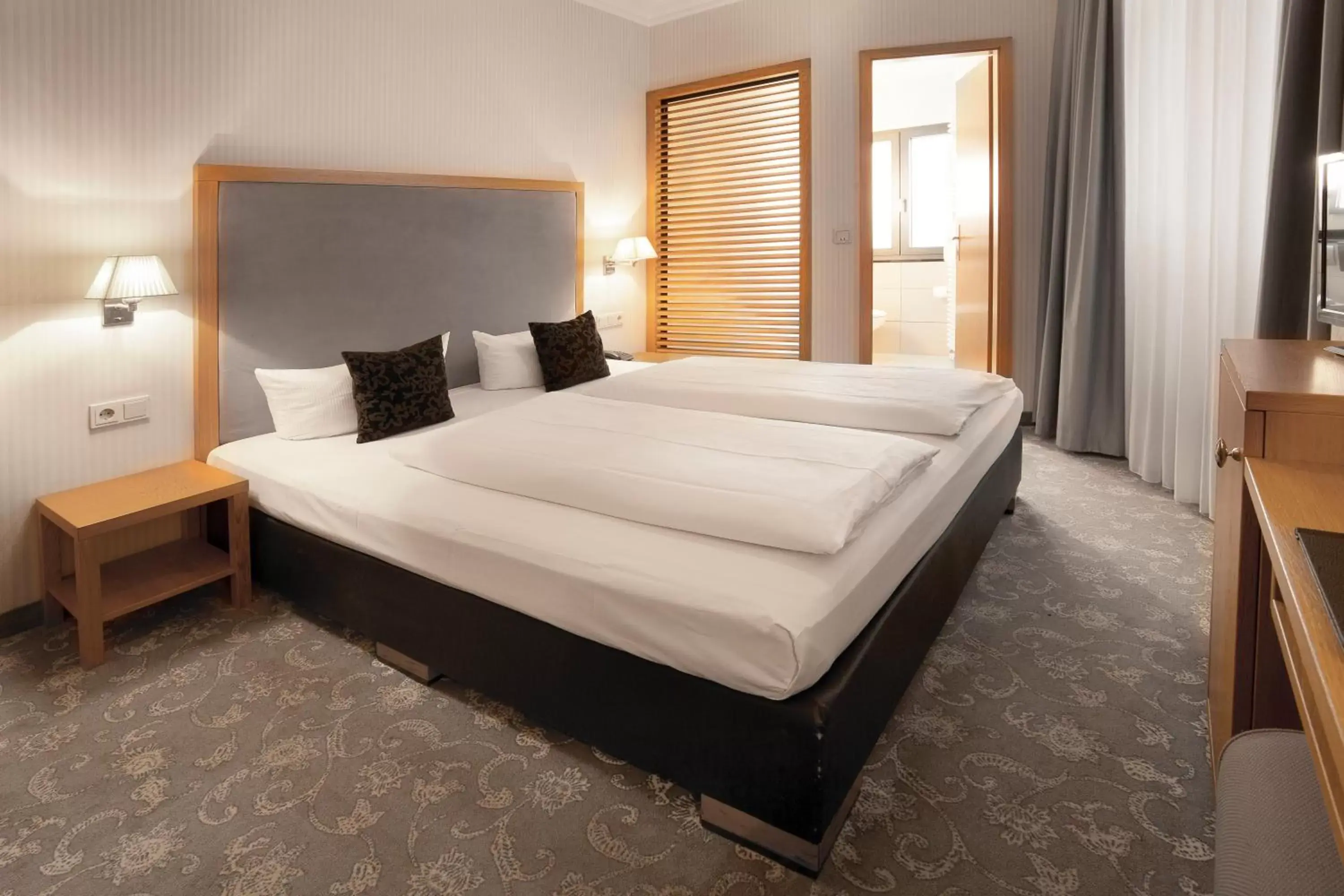 Photo of the whole room, Bed in TOWNHOUSE Hotel Photo of the whole room, Bed in TOWNHOUSE Hotel