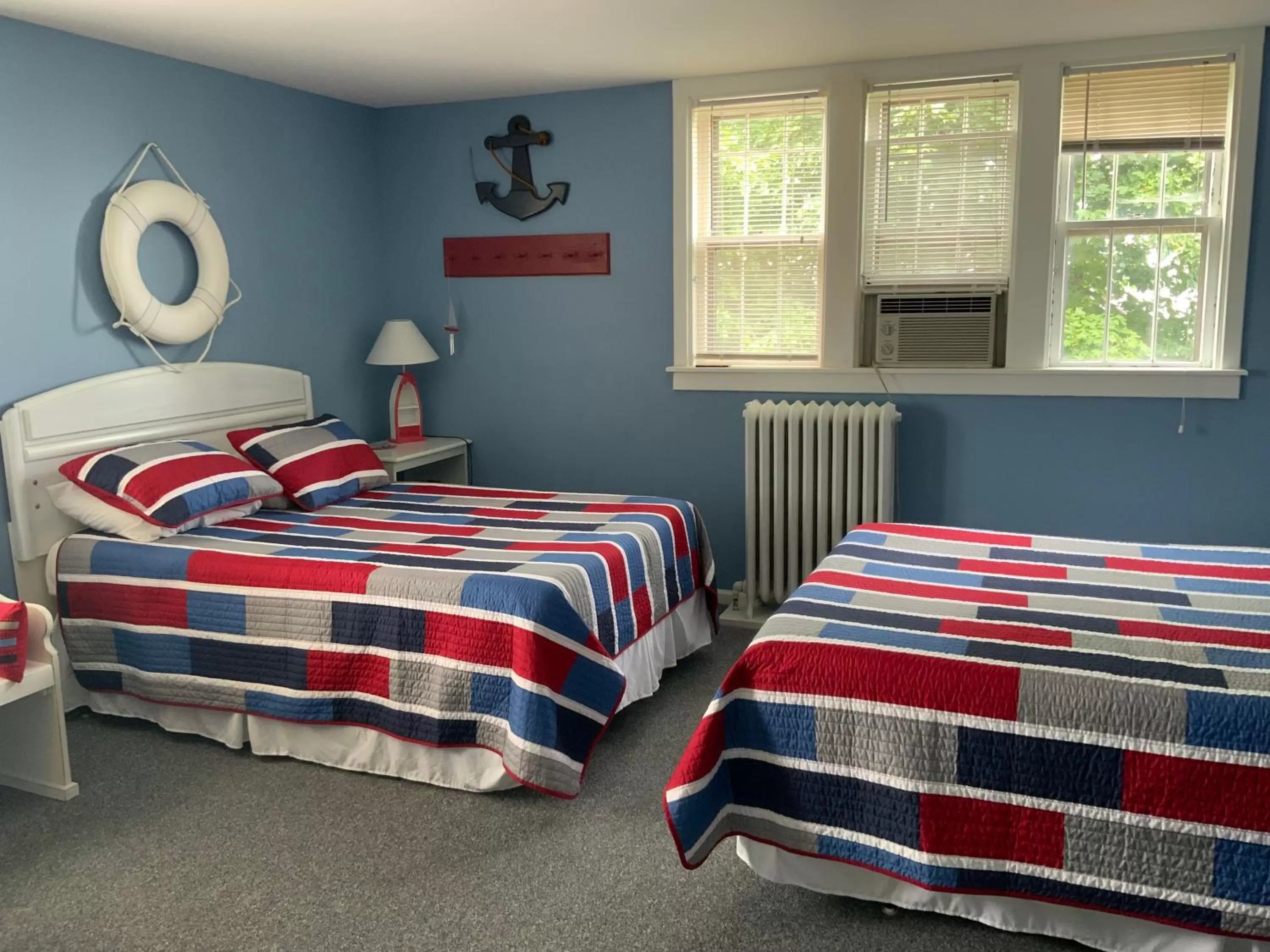 Bed in Chateau Country Inn and Captain's Cottage