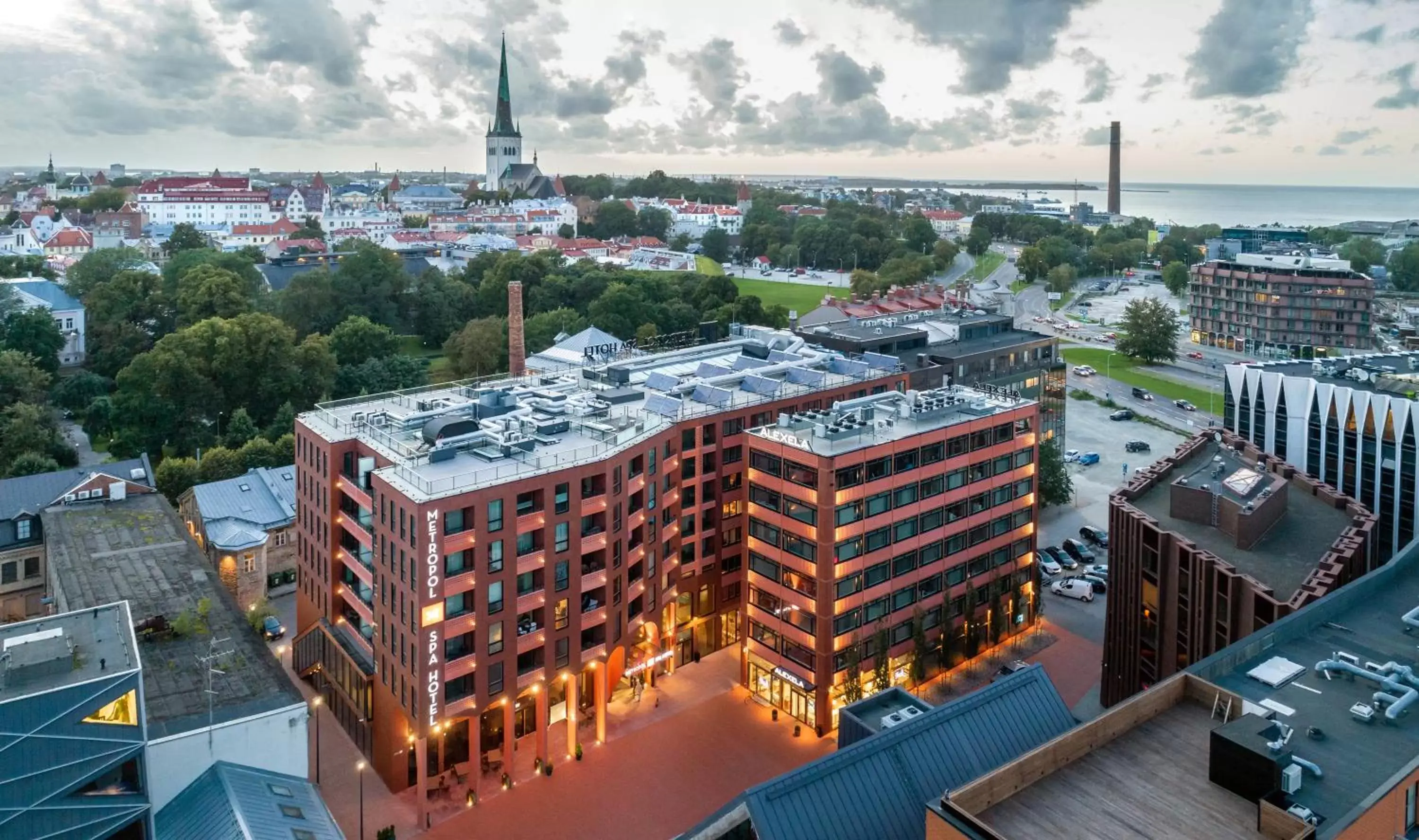 Facade/entrance, Bird's-eye View in Metropol Spa Hotel