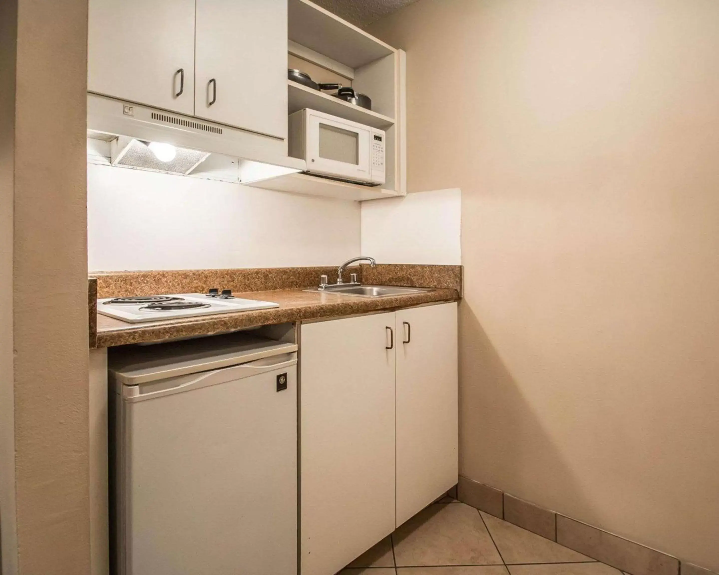 Photo of the whole room, Kitchen/Kitchenette in Suburban Studios Airport