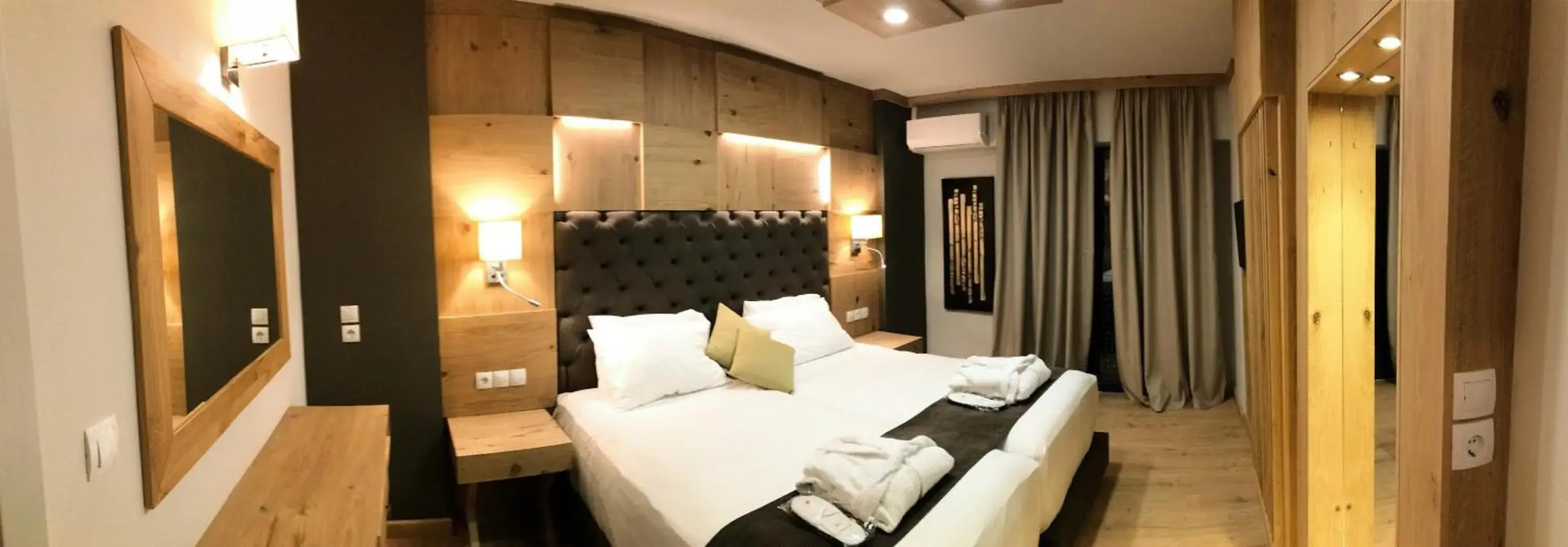 TV and multimedia, Bed in Elmi Beach Hotel & Suites