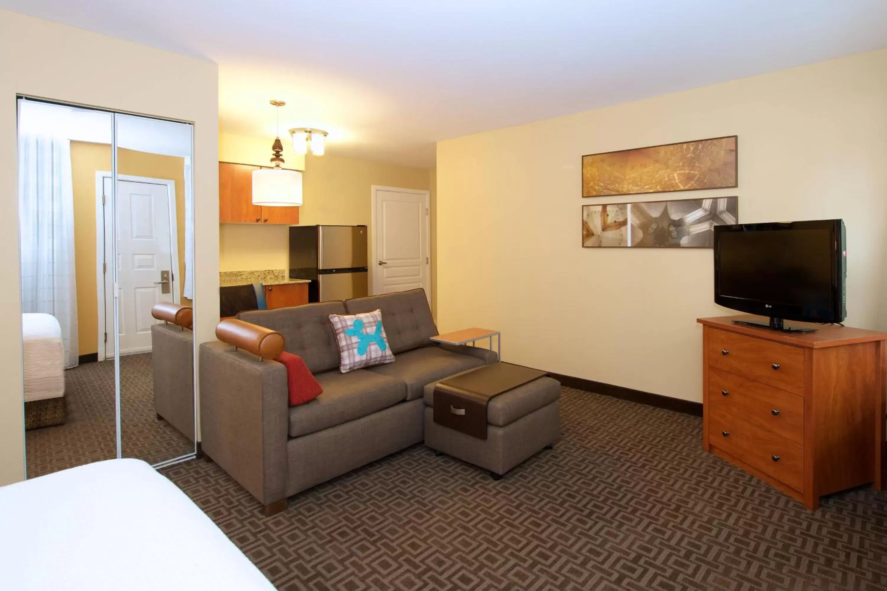 Photo of the whole room, Seating Area in TownePlace Suites by Marriott Seattle Southcenter