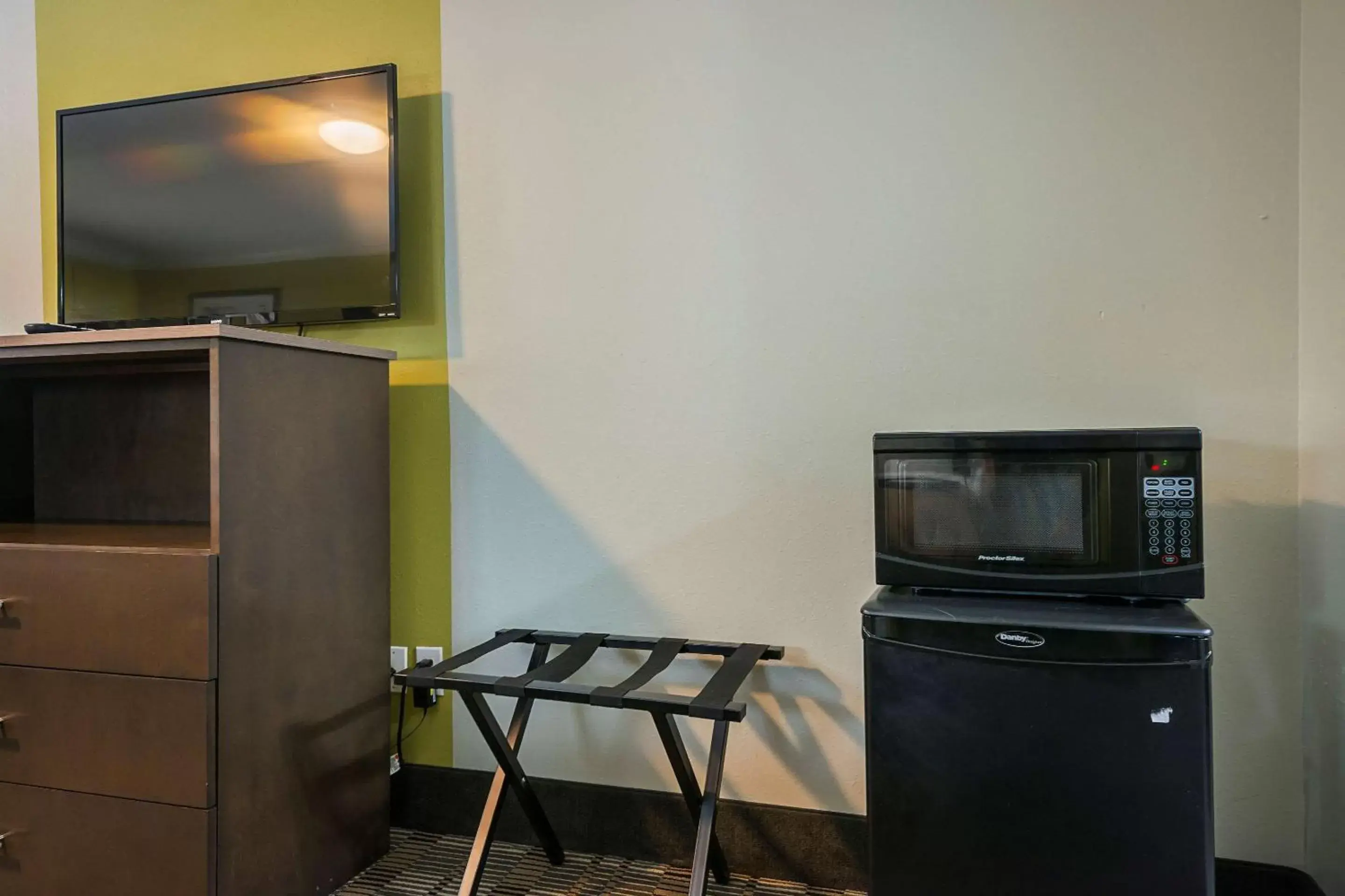 Bedroom, TV/Entertainment Center in Quality Inn