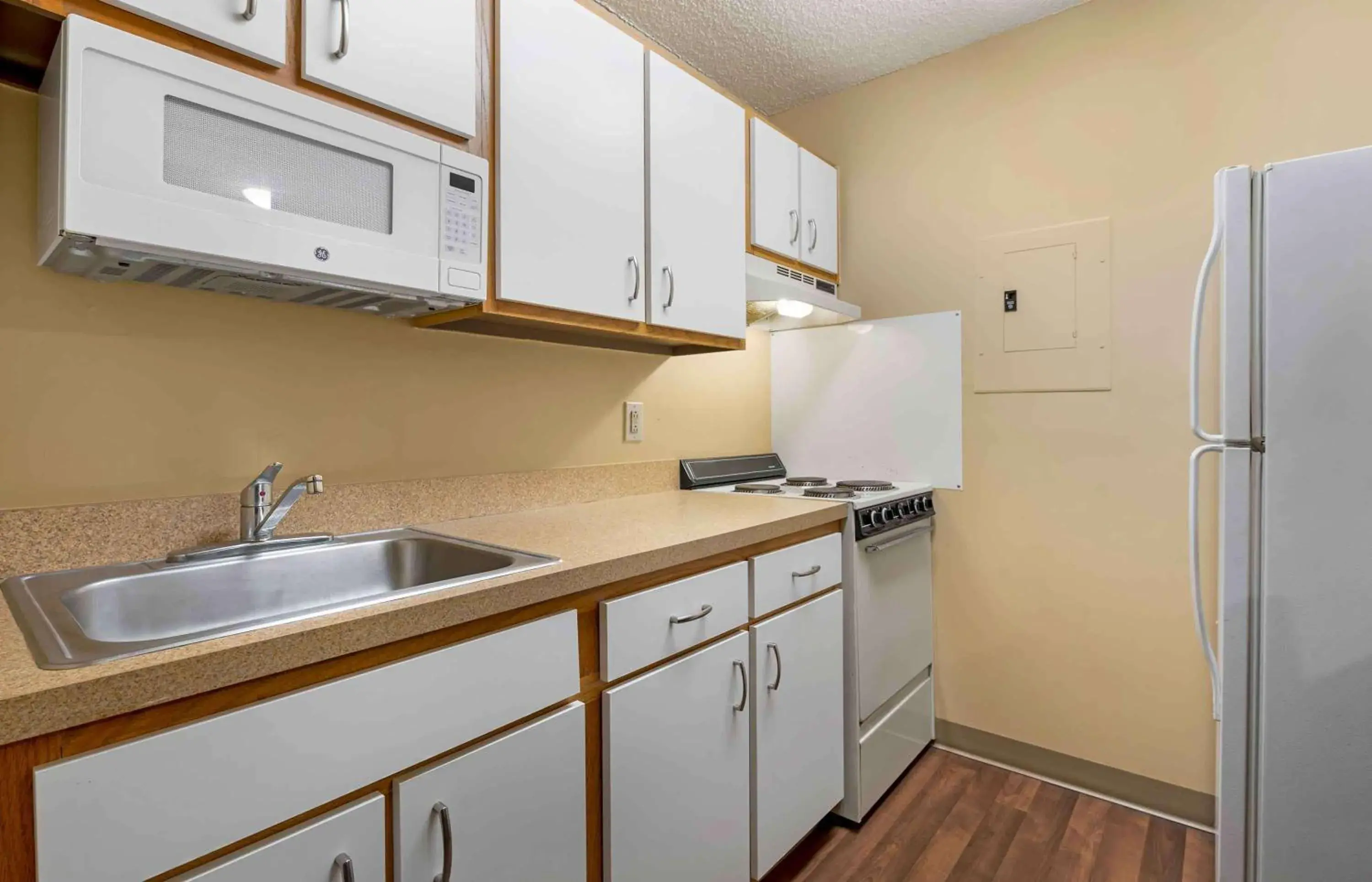 Bedroom, Kitchen/Kitchenette in Extended Stay America Suites - Cincinnati - Blue Ash - Reagan Hwy