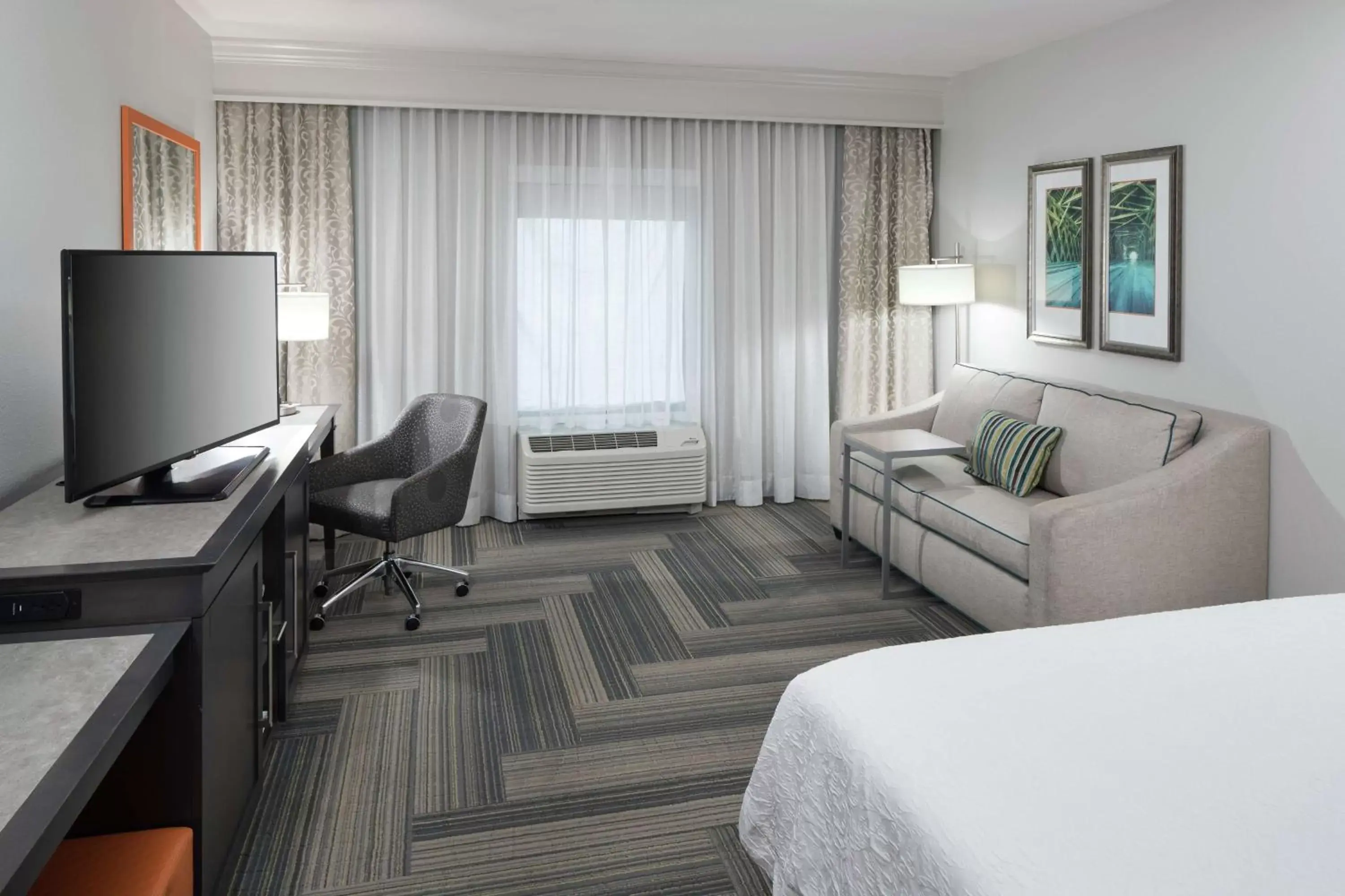 Bedroom, Seating Area in Hampton Inn & Suites by Hilton Atlanta Perimeter Dunwoody