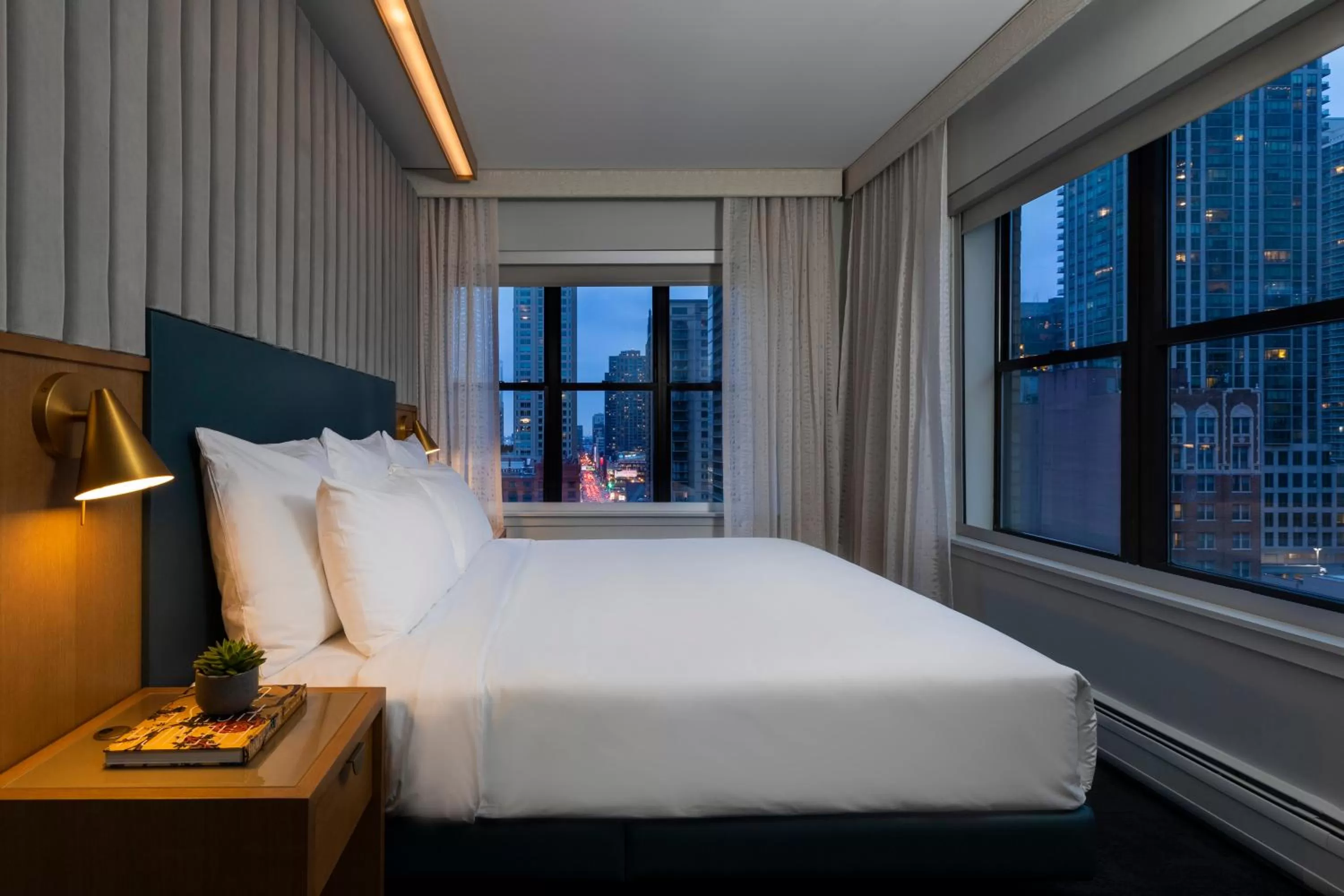 Photo of the whole room, Bed in 21c Museum Hotel Chicago