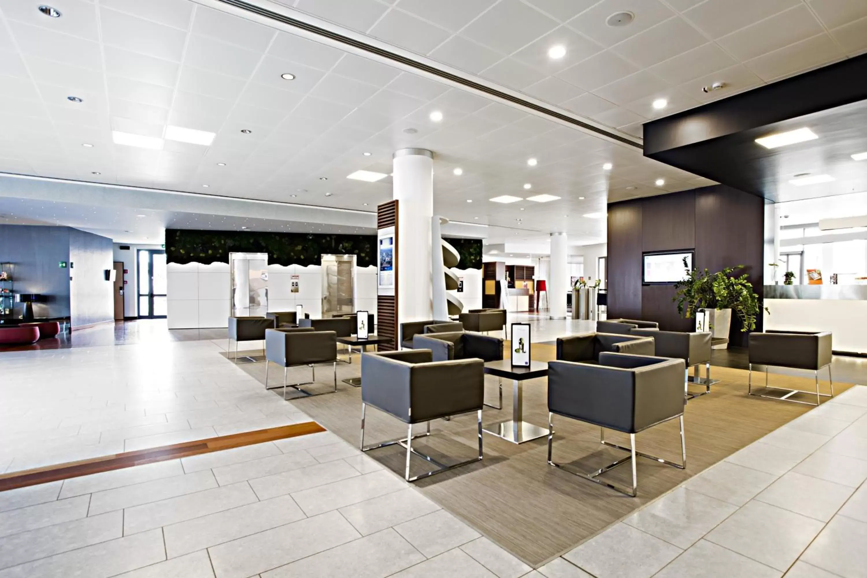 Lobby or reception in Novotel Milano Malpensa Aeroporto
