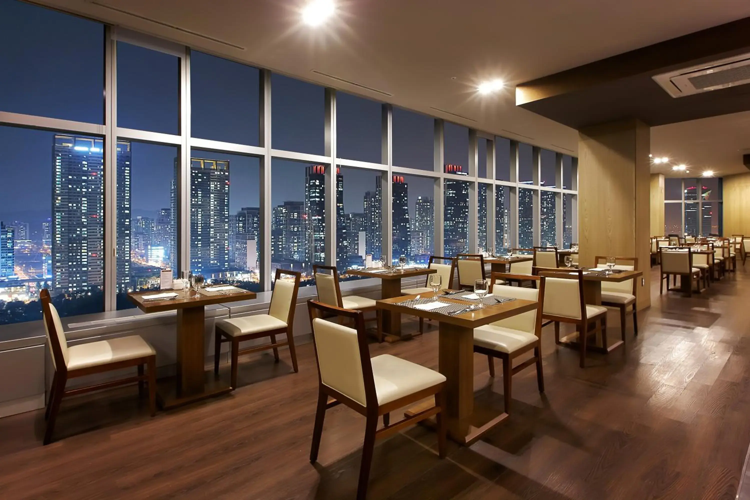 Restaurant/Places to Eat in Orakai Songdo Park Hotel