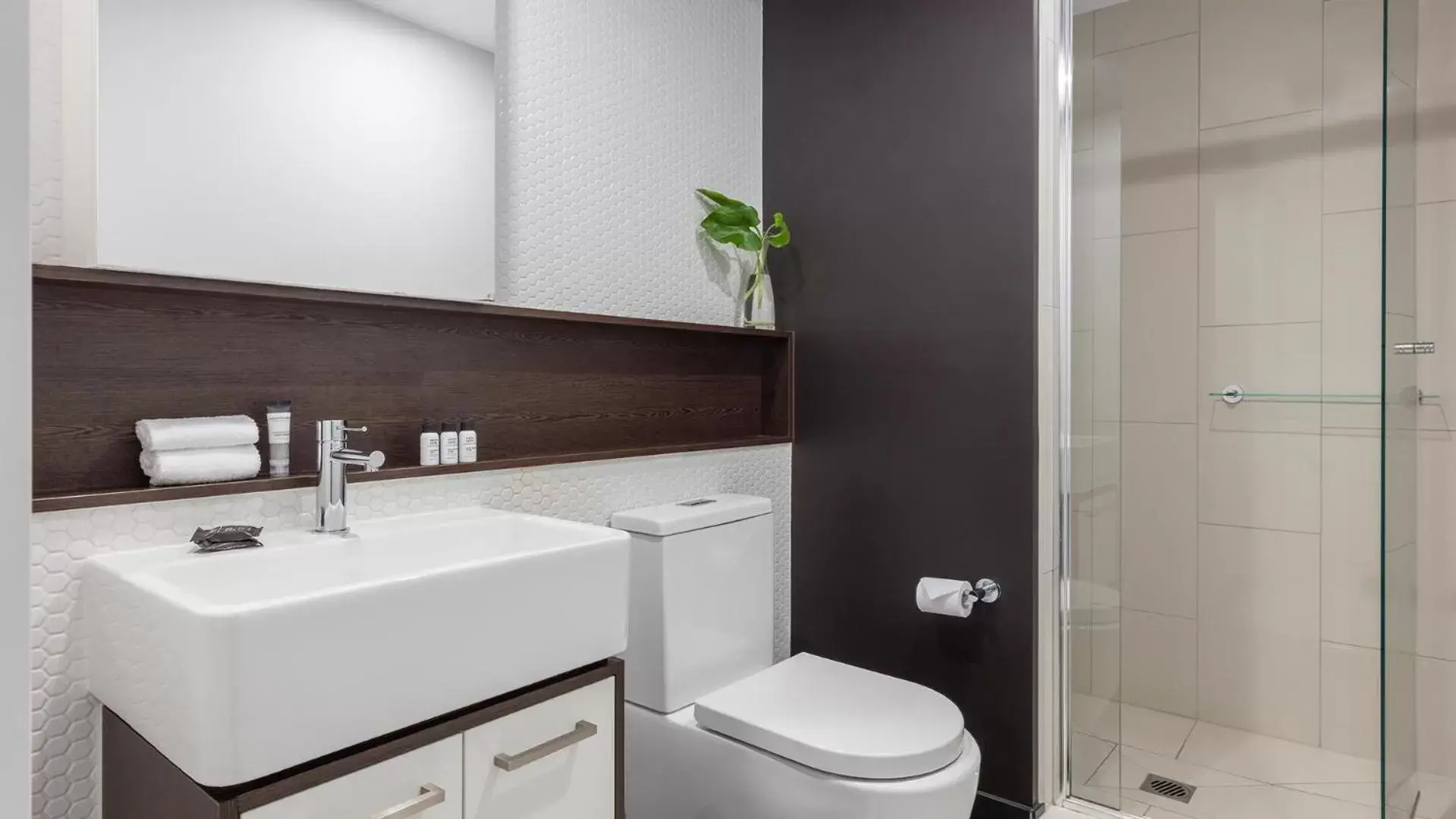 Shower, Bathroom in Oaks Melbourne Southbank Suites