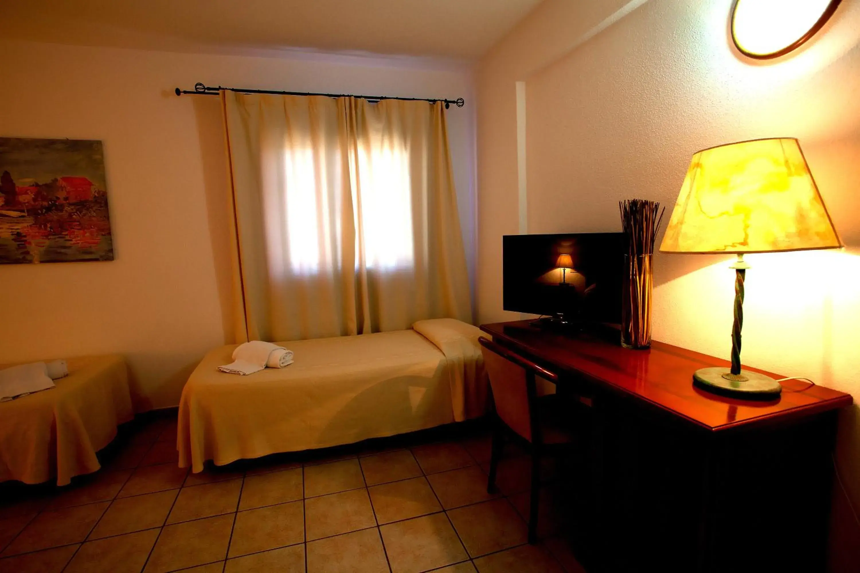 Bed, TV/Entertainment Center in Hotel Moderno