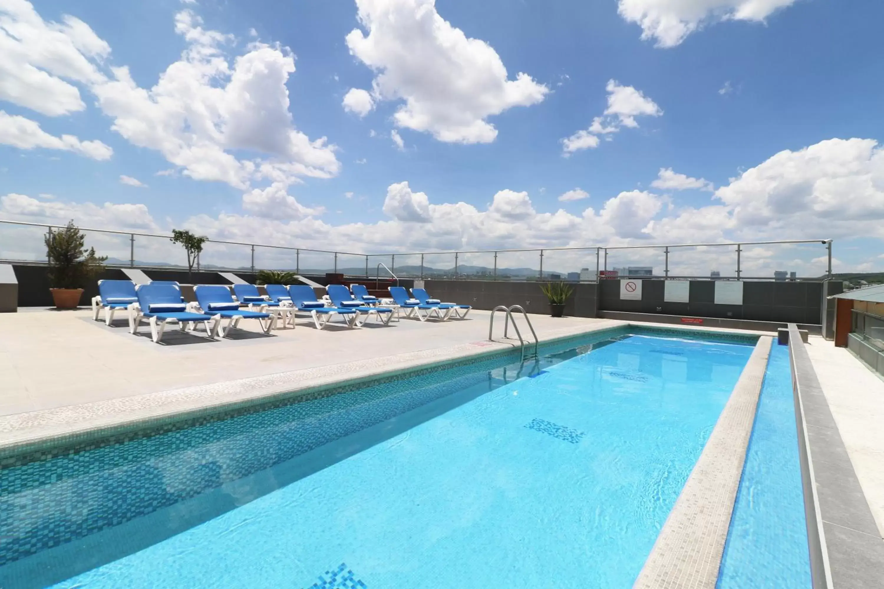 Swimming Pool in Holiday Inn Queretaro Zona Krystal, an IHG Hotel